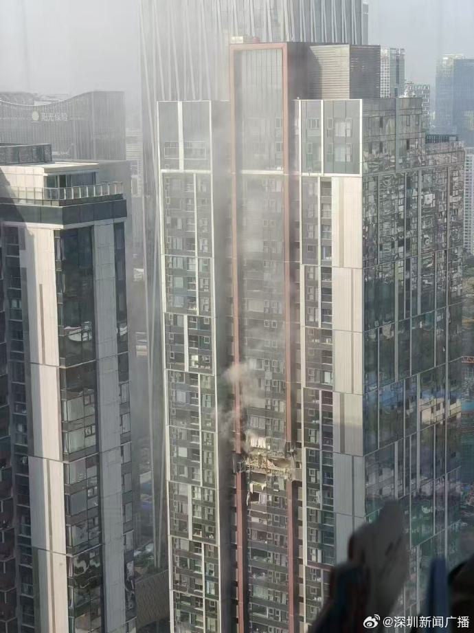 The fire started on the 28th floor after a gas blast. Photo: Weibo / @ 深圳新聞廣播