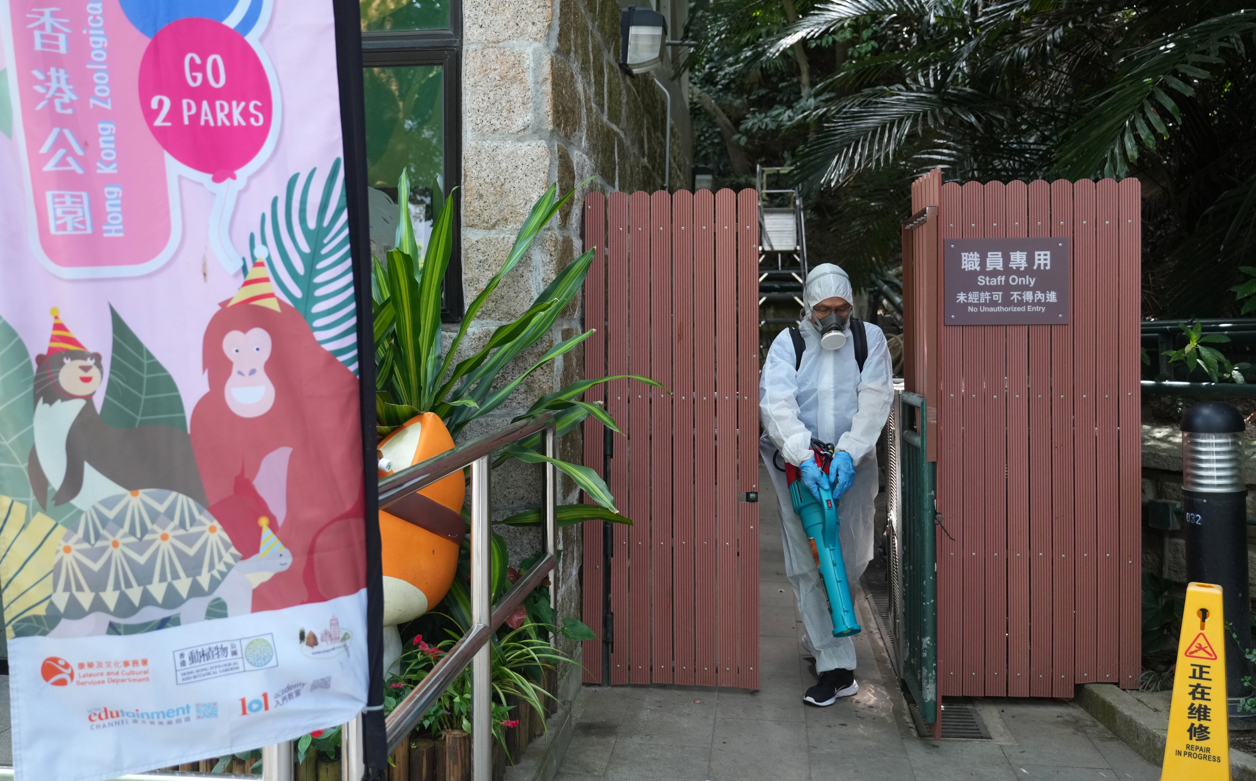 Staff carry out disinfection work in Hong Kong Zoological and Botanical Gardens in October. Photo: Sam Tsang