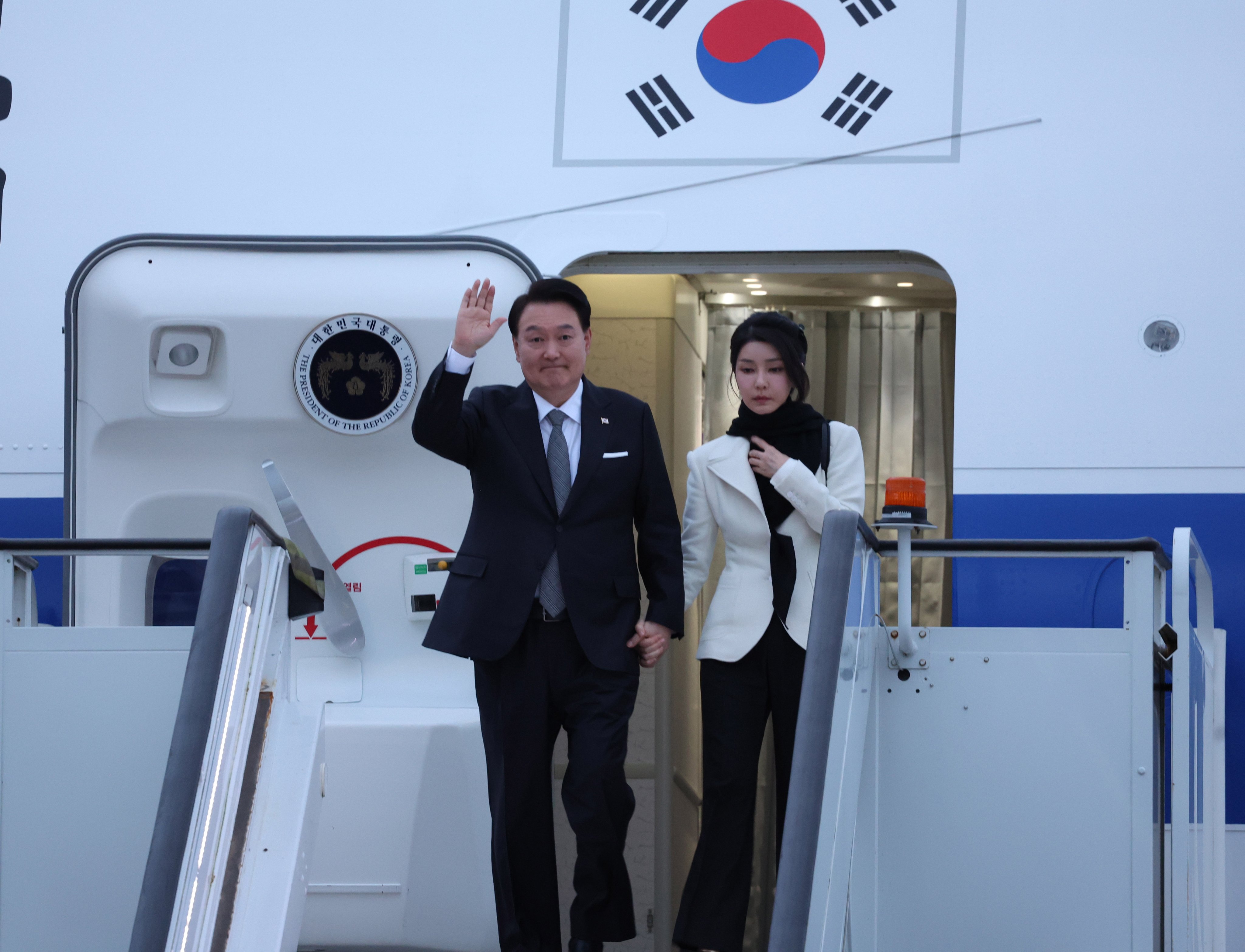 South Korean President Yoon Suk Yeol (left), alongside his wife, Kim Keon-hee, arrives at London Stansted Airport, in November 2023, for a four-day state visit to Britain. Photo: EPA-EFE