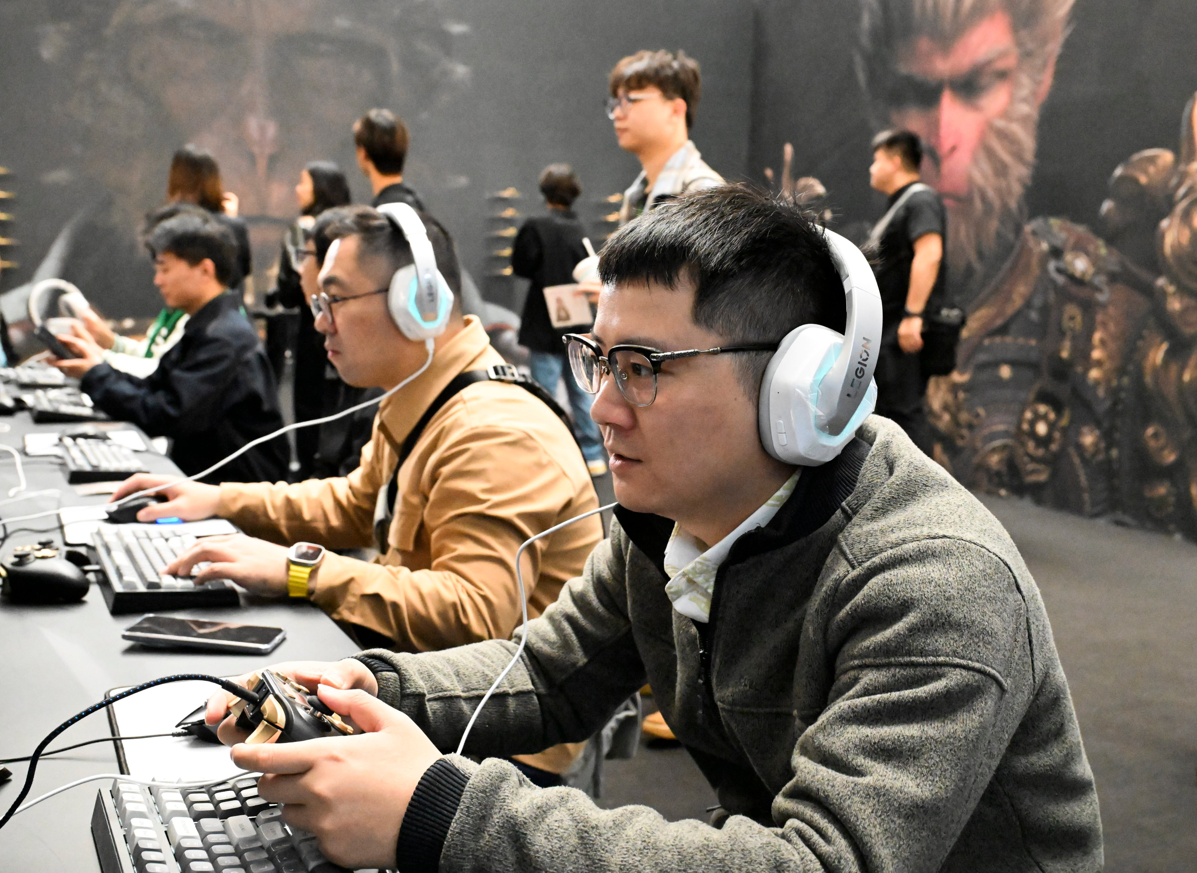 Visitors play the video game Black Myth: Wukong at the Light of Internet Expo in Wuzhen, east China’s Zhejiang Province, Nov. 19, 2024. Photo: Xinhua