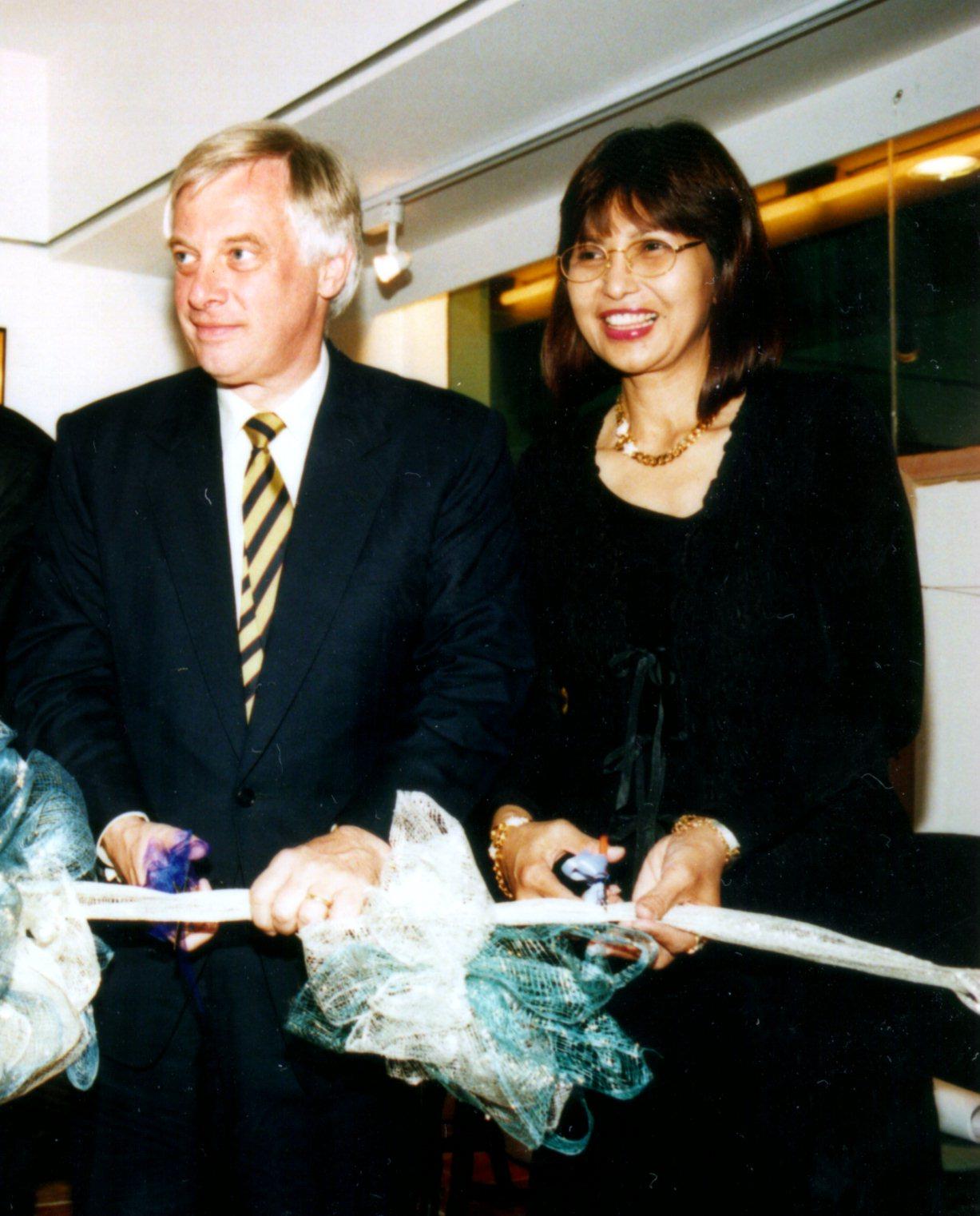 Maria Remedios Coady, who was later jailed for murder, next to Chris Patten in 1995. Photo: SCMP Archives