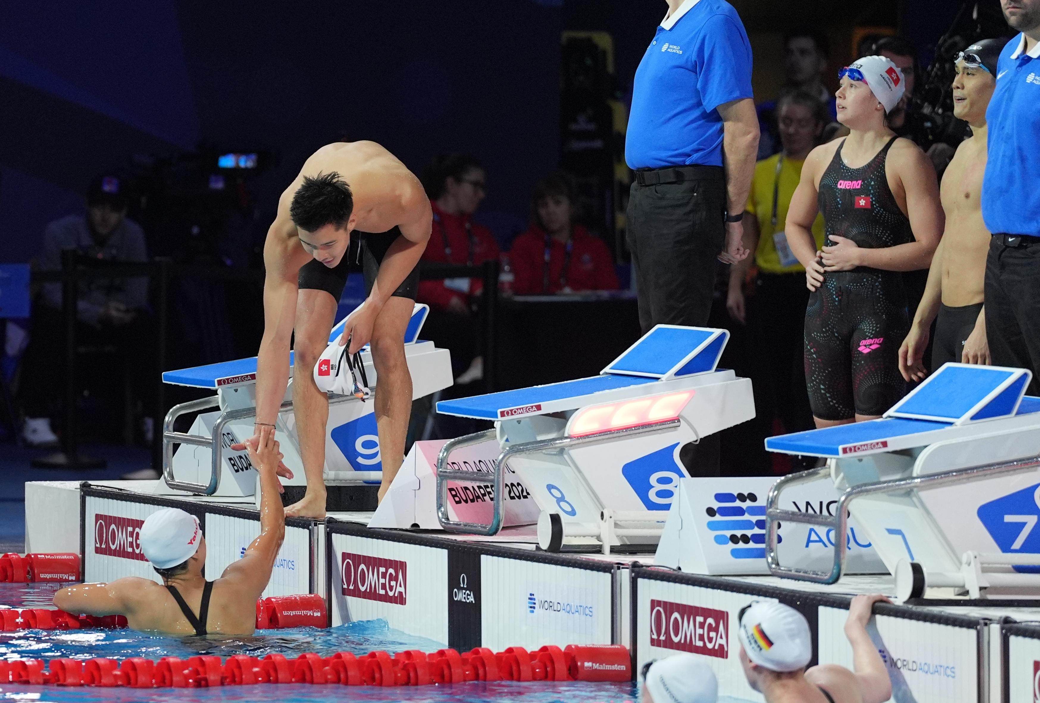 Ian Ho helps Li Sum-yiu out of the water as Siobhan Haughey and Ralph Koo check Hong Kong’s time in the mixed 4x50m freestyle relay.