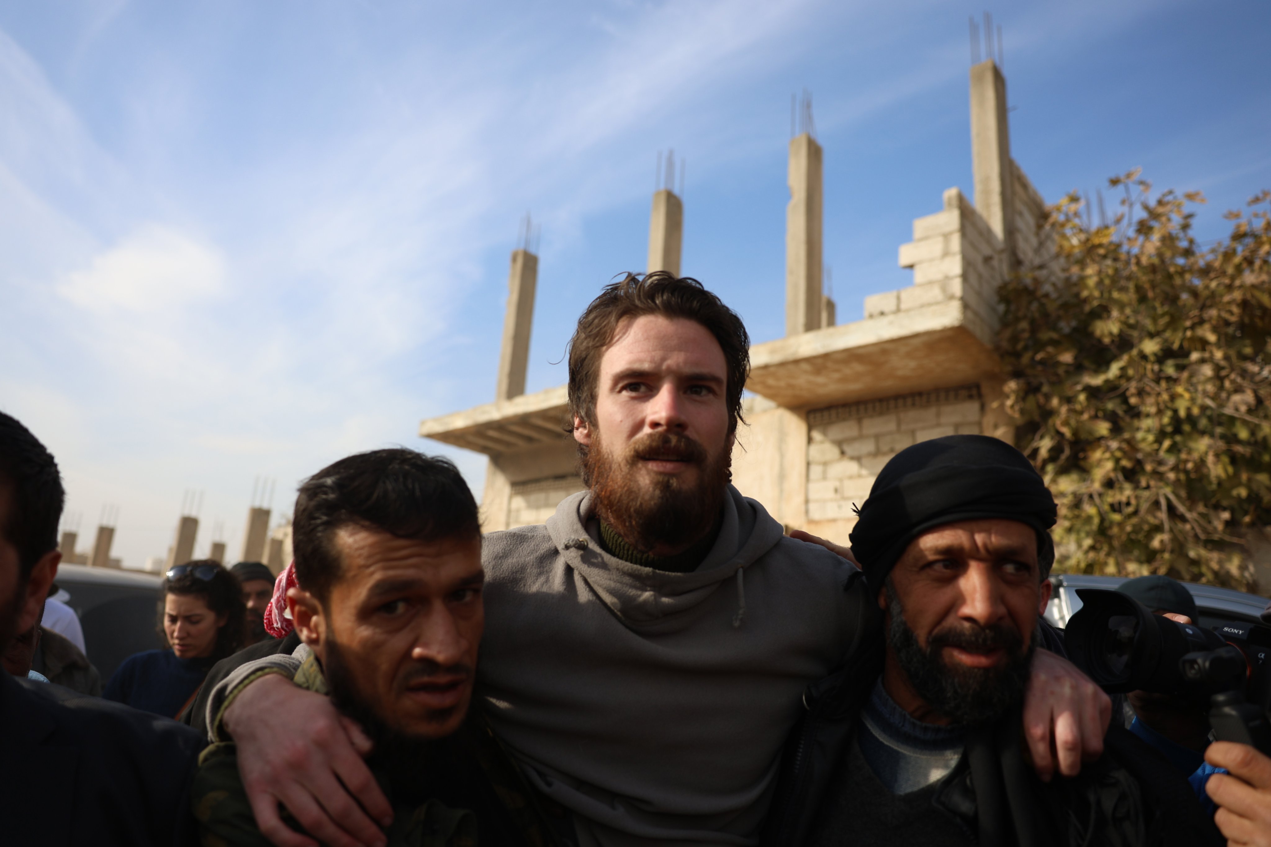 Syrian opposition forces help US citizen Travis Timmerman, who was found by residents in the town of Dhiyabiya, south of the Syrian capital of Damascus on Thursday. Photo: EPA-EFE