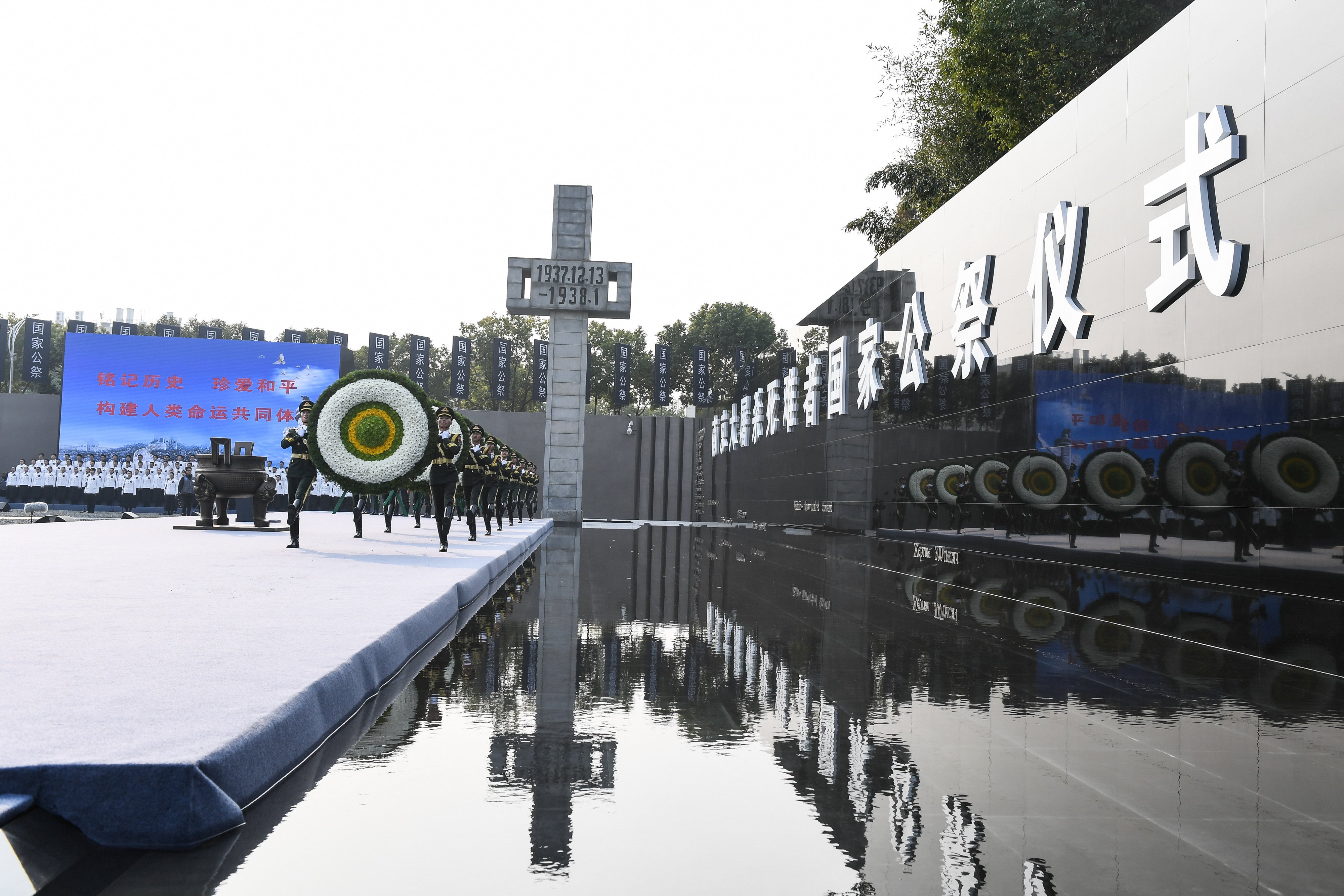 A ceremony is held for Nanking massacre victims during national memorial day on Friday. Photo: Xinhua