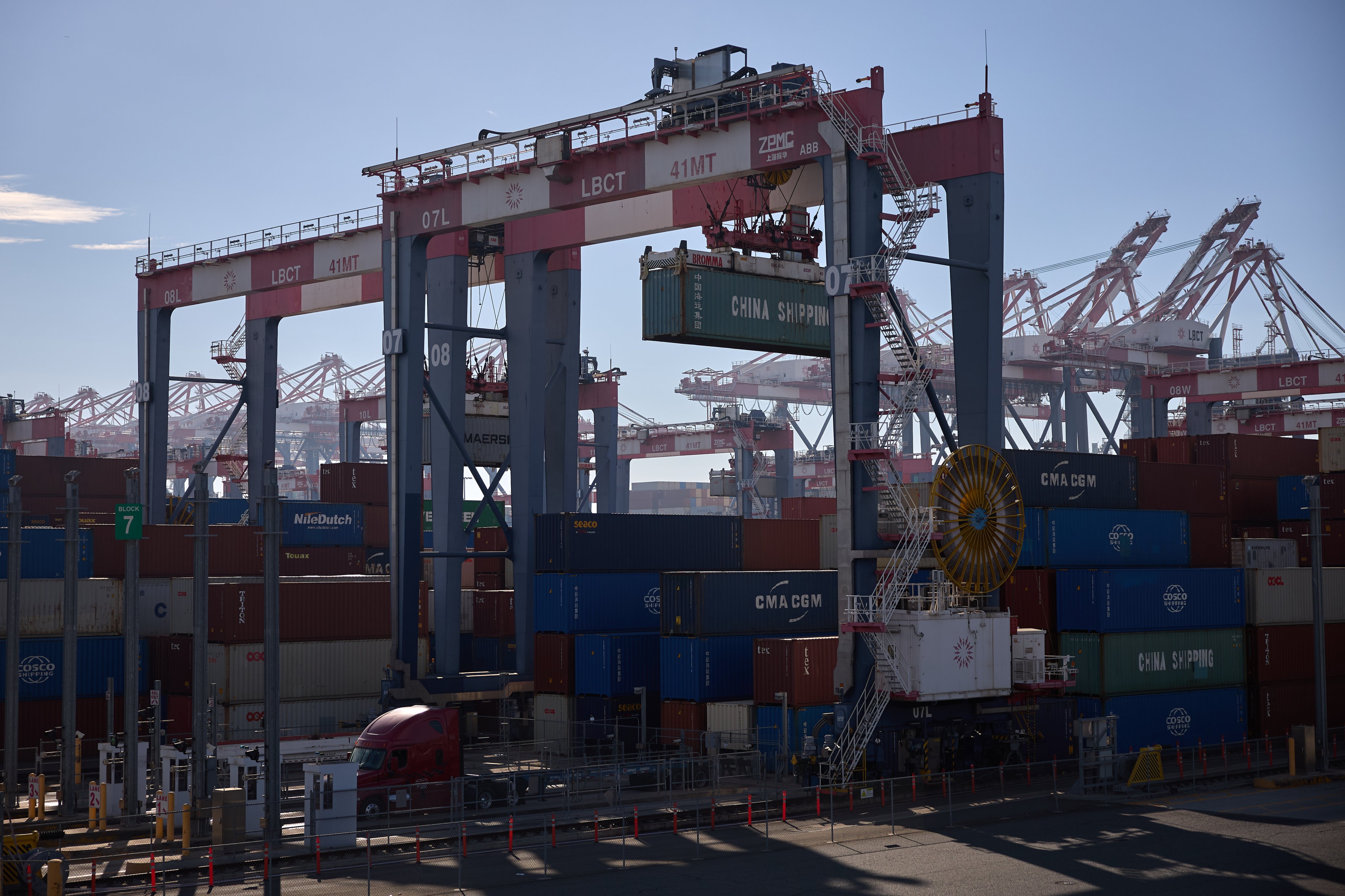 A container is loaded onto a truck at the Port of Los Angeles in the United States on December 3.  Photo: EPA-EFE