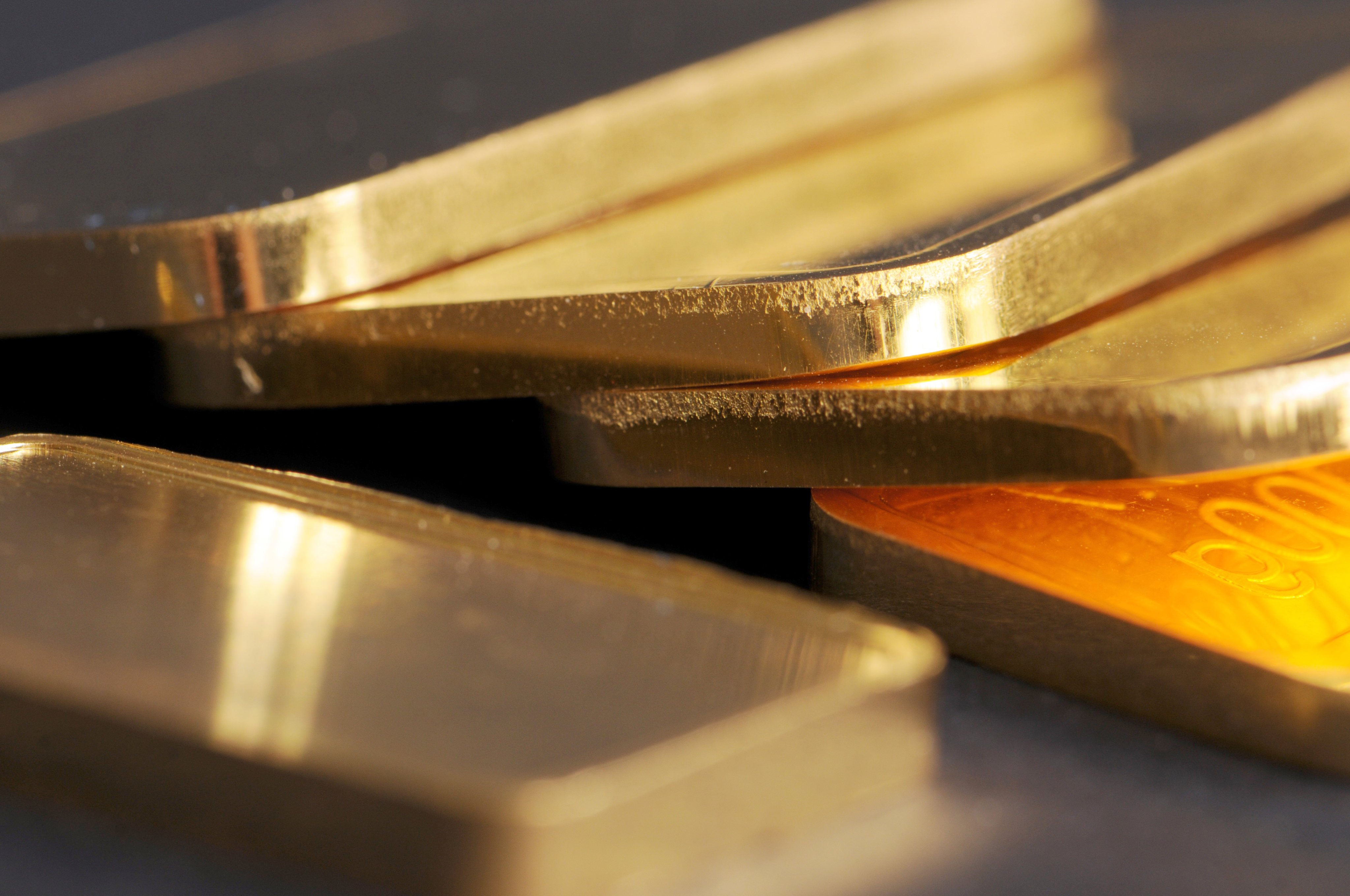 A collection of 100-gram gold bars sits on a table. Photo: DPA