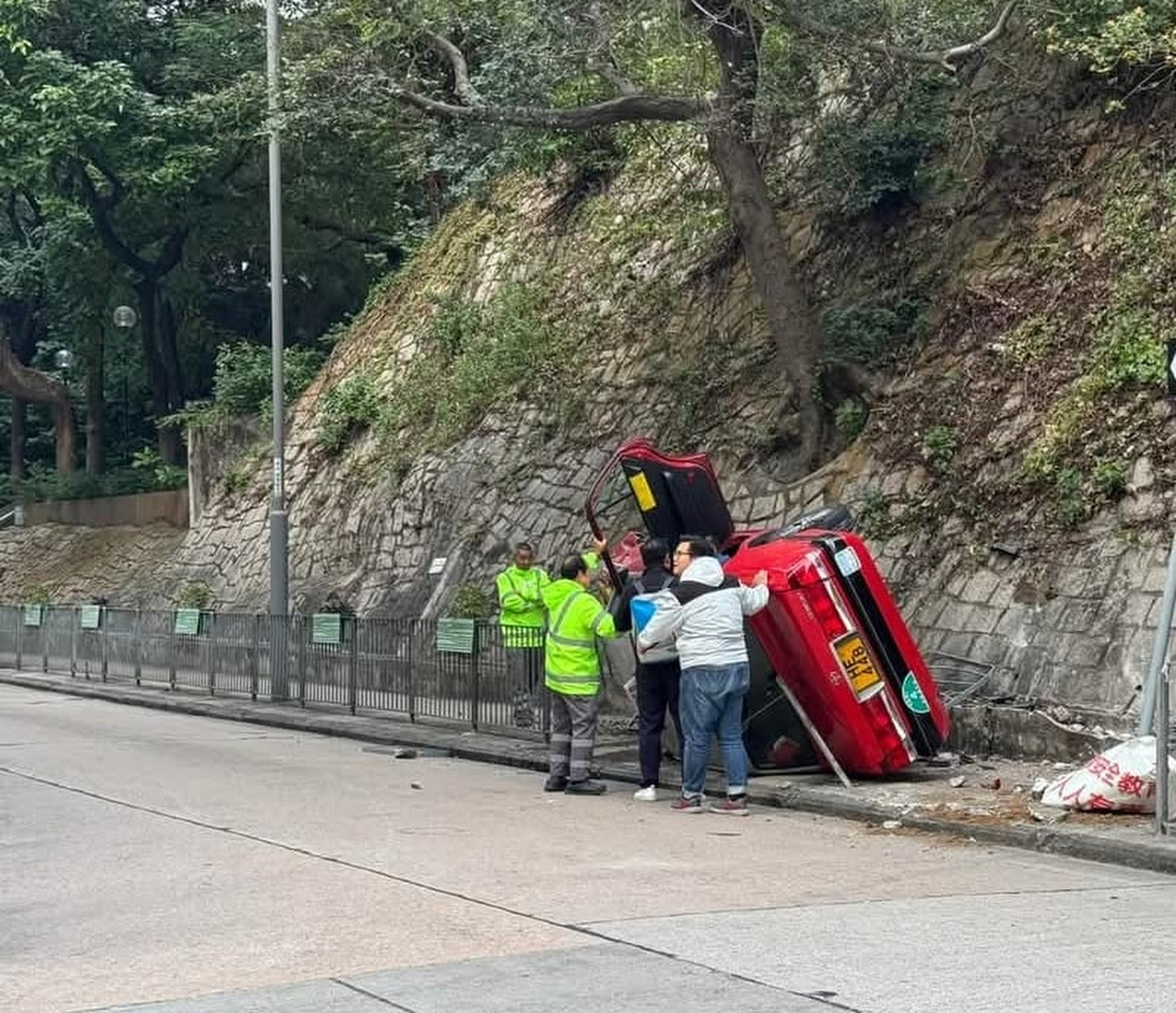 A taxi driver has been injured after his car veered into a pavement. Photo: Facebook/Oo Viv