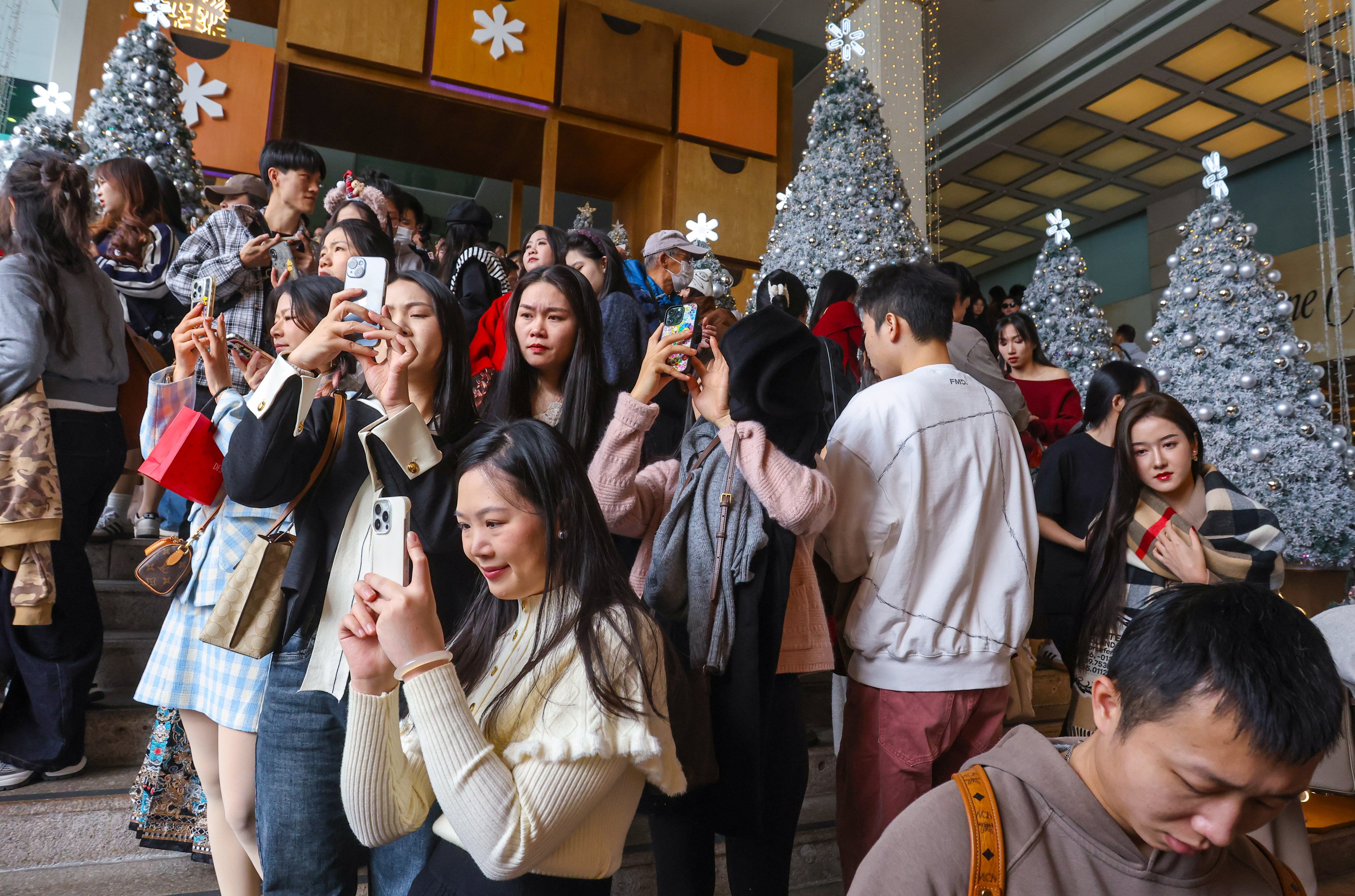 Crowds gather at Harbour City in Tsim Sha Tsui on Sunday. Photo: Jonathan Wong