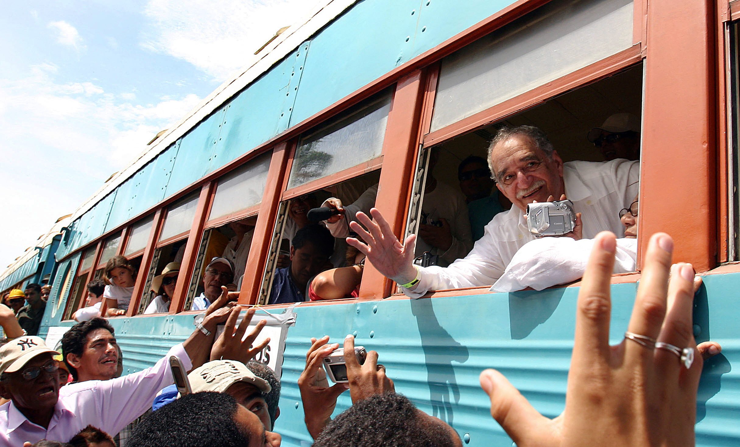 Colombian Nobel Prize for Literature 1982 Gabriel Garcia Marquez (L) leans out of the window of the train upon arrival at his hometown Aracataca, Colombia 30 May, 2007. Garcia Marquez hadn’t visited Aracataca in twenty years. Photo: AFP