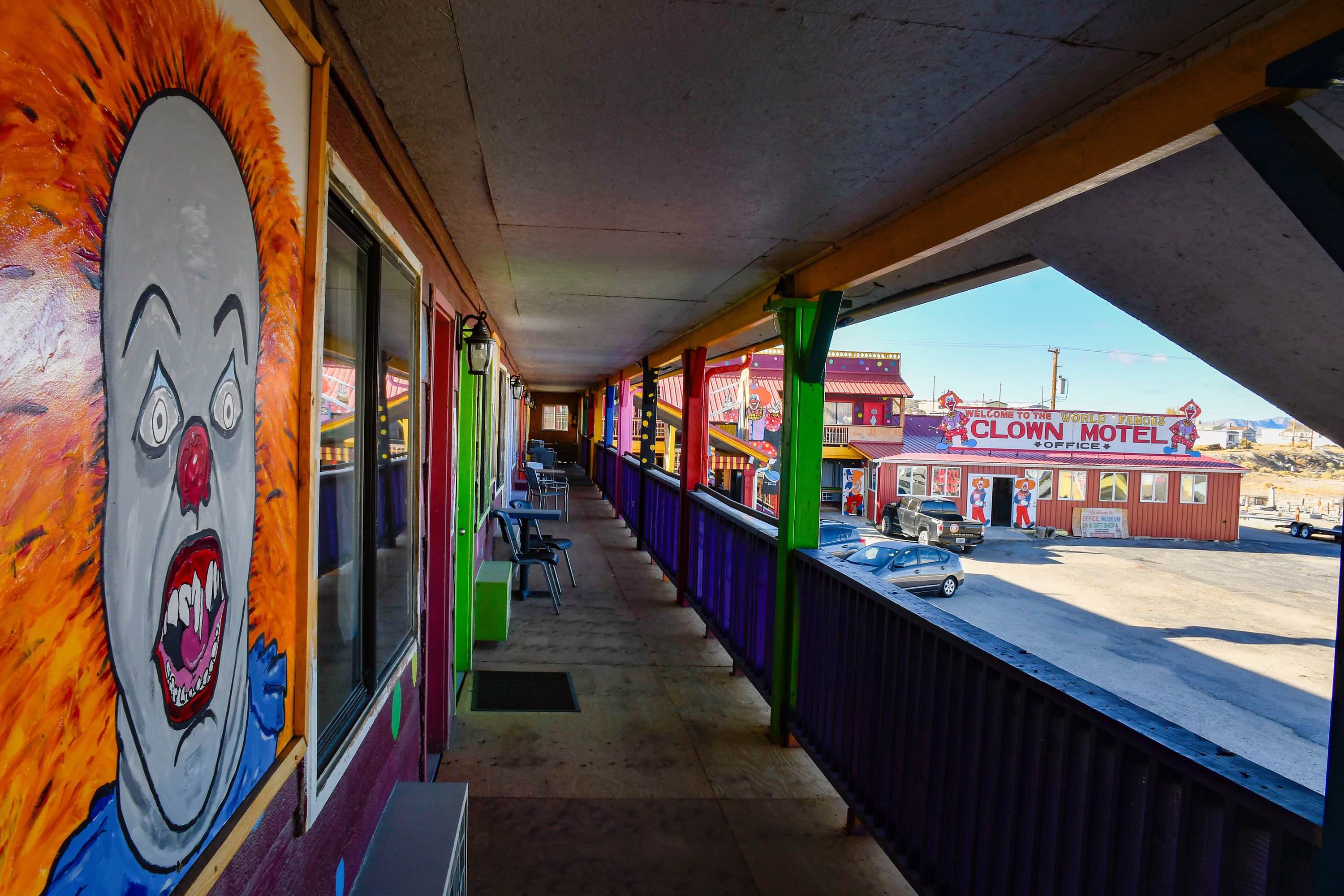 A creepy clown mural adorns a wall at the Clown Motel. Photo: Los Angeles Times/TNS