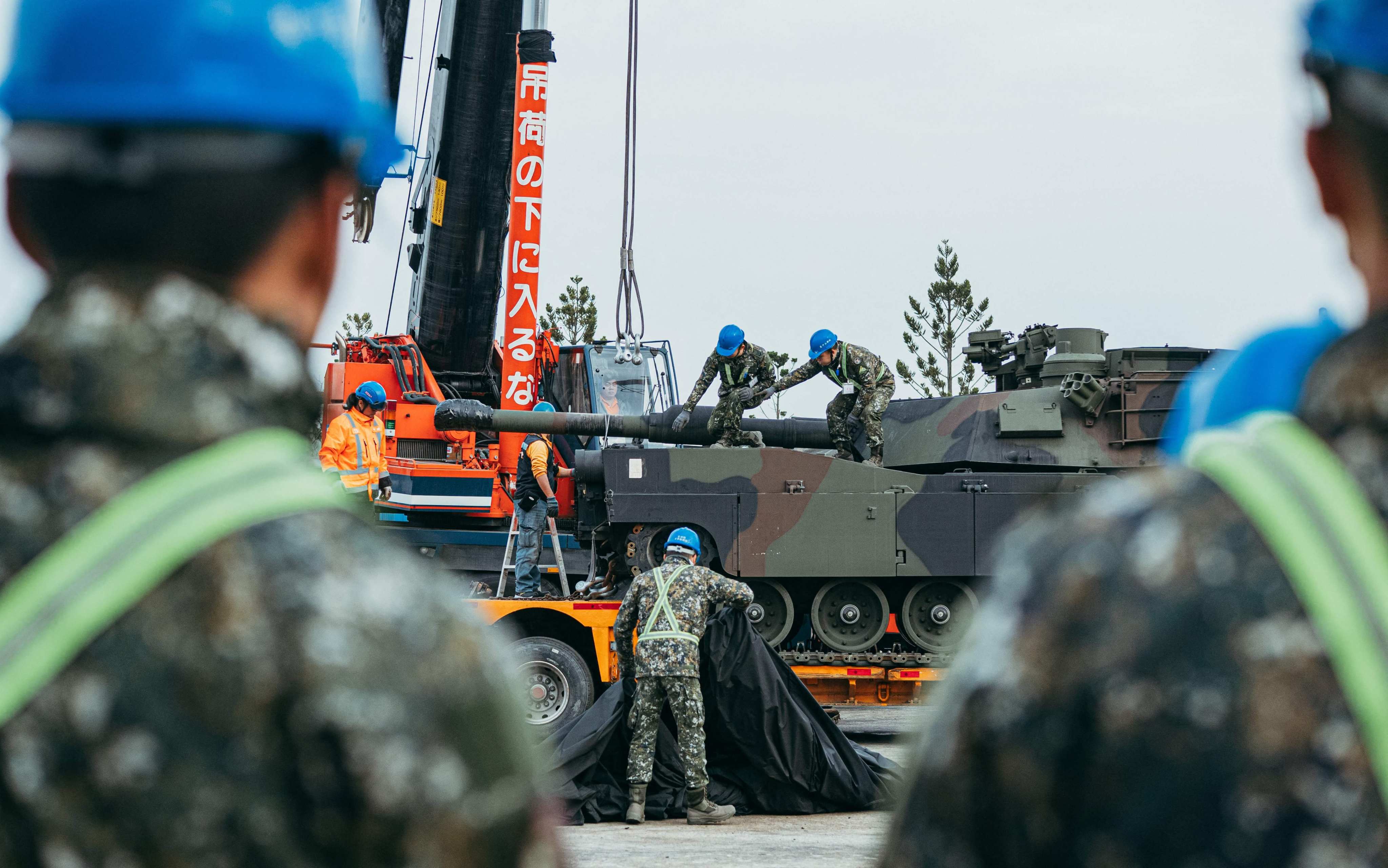 Taiwanese soldiers secure a US-made Abrams battle tank onto a trailer in Hsinchu county, Taiwan on Monday. Photo: AFP / Taiwan’s Ministry of National Defence