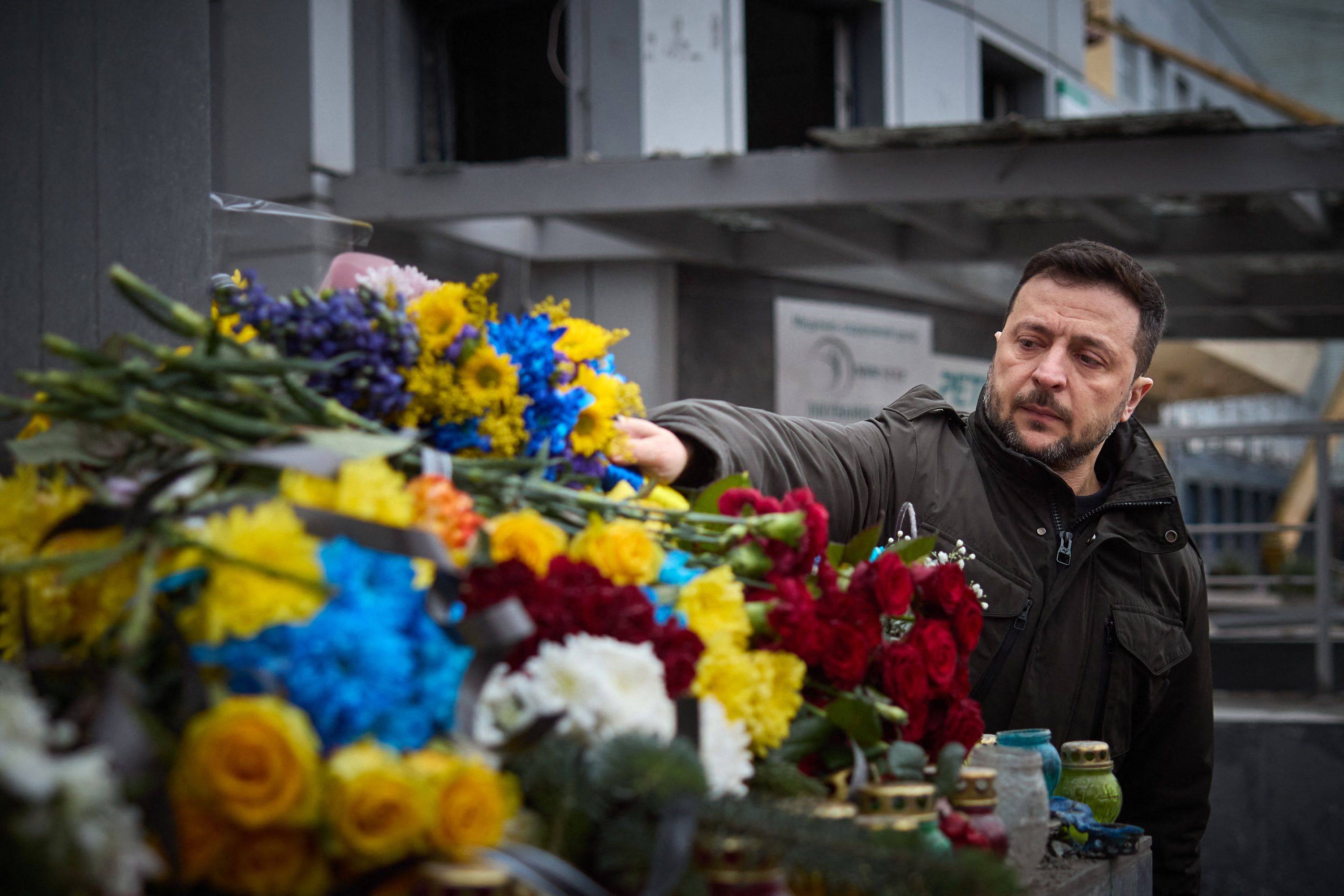 Ukrainian President Volodymyr Zelensky lays flowers at the site of a fatal missile strike in the city of Zaporizhzhia. Photo: via AFP