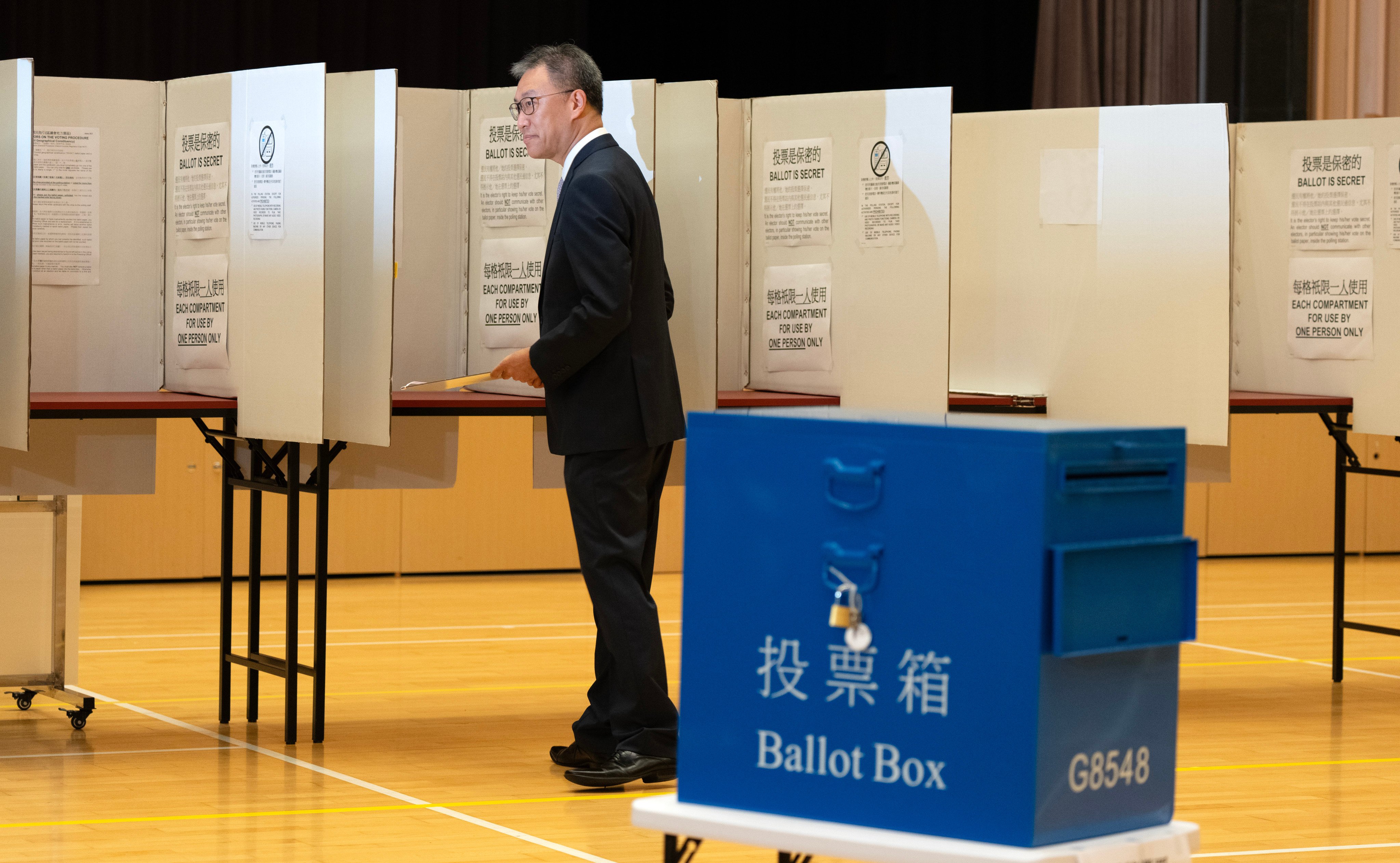 Electoral Affairs Commission chairman Mr Justice David Lok Kai-hong visits a mock polling station for the district council election in 2023. Photo: Robert Ng