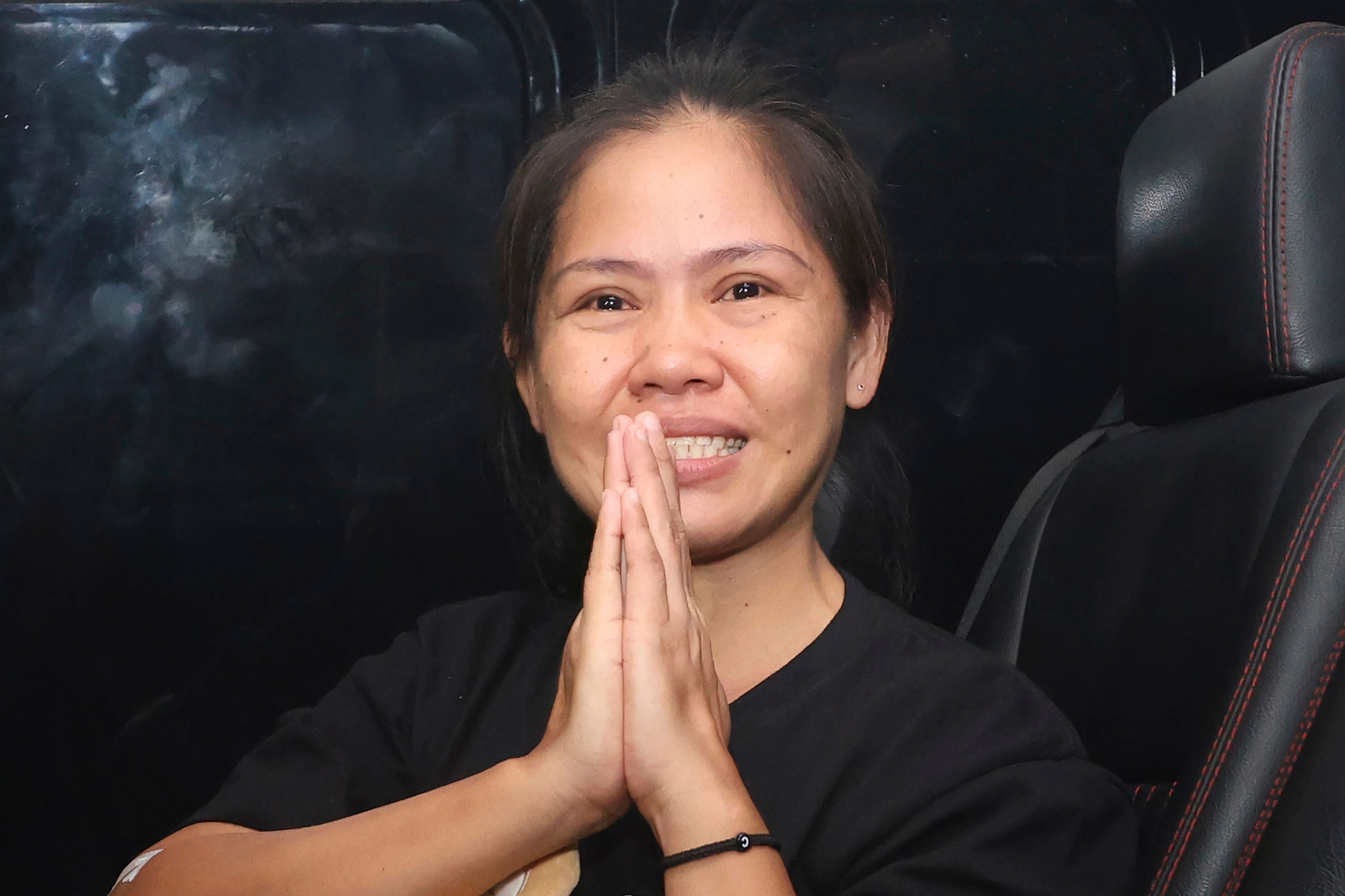 Filipino death row inmate Mary Jane Veloso gestures as she leaves Yogyakarta Women’s Prison for her transfer to the capital city of Jakarta in preparation for her repatriation to the Philippines, in Gunung Kidul, Indonesia on Sunday, December 15. Photo: AP 