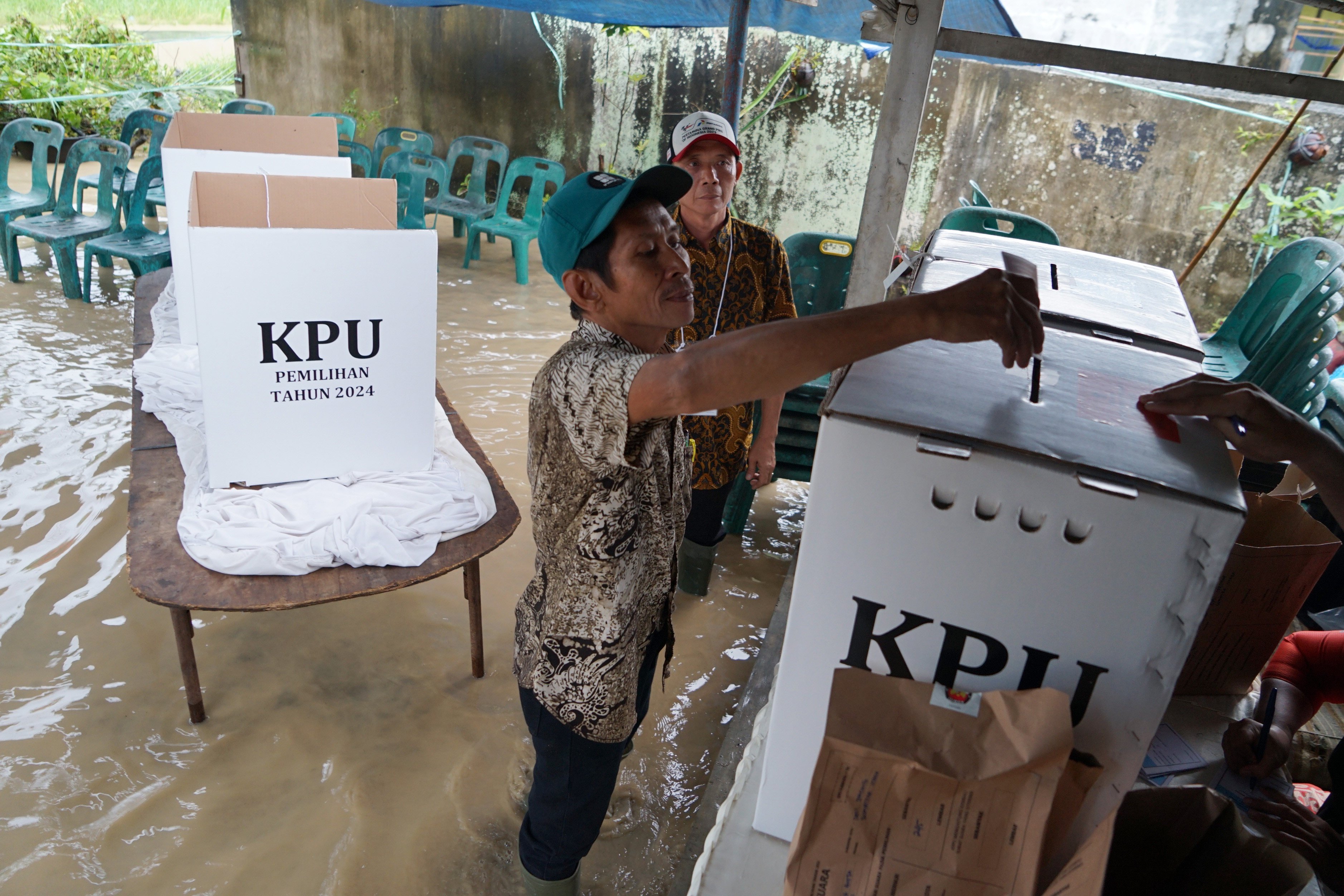 A man votes at a polling station in Tanjung Gusta, North Sumatra province, last month during Indonesia’s regional elections. Photo: Xinhua