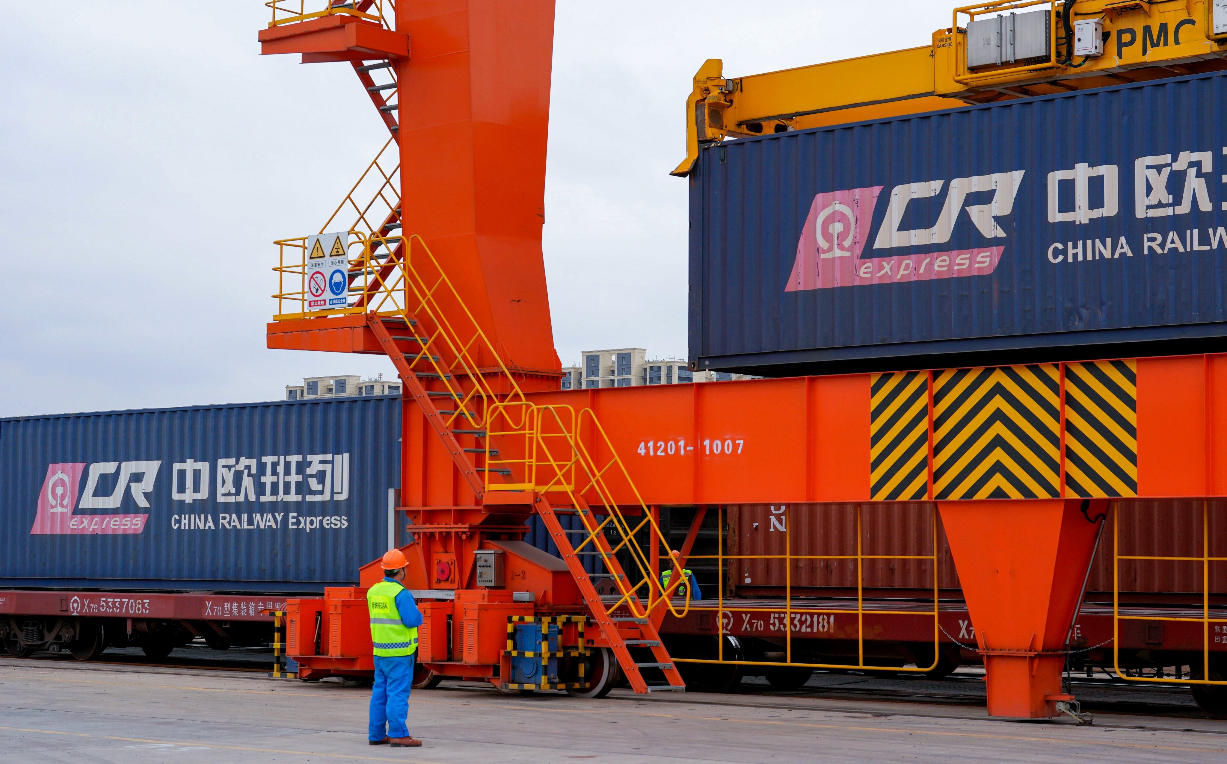 A container is lifted onto a China-Europe freight train at Yiwu West Railway Station in Yiwu, China’s Zhejiang Province, on November 18, 2024. Photo: Xinhua