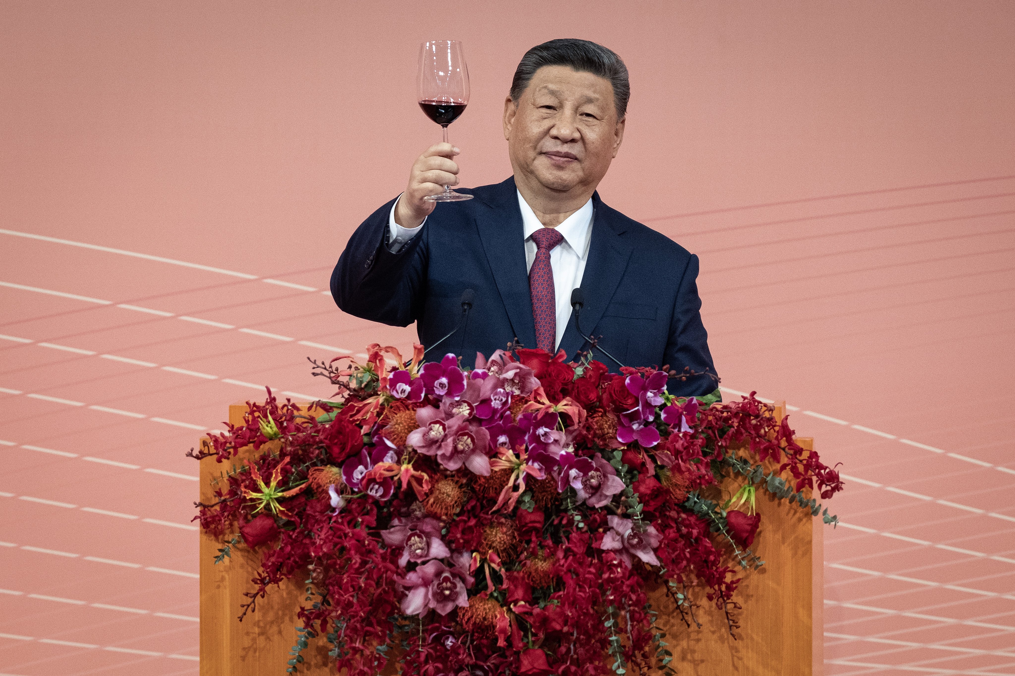 Chinese President Xi Jinping raises his glass at the gala dinner in Macau on Thursday. Photo: EPA-EFE 