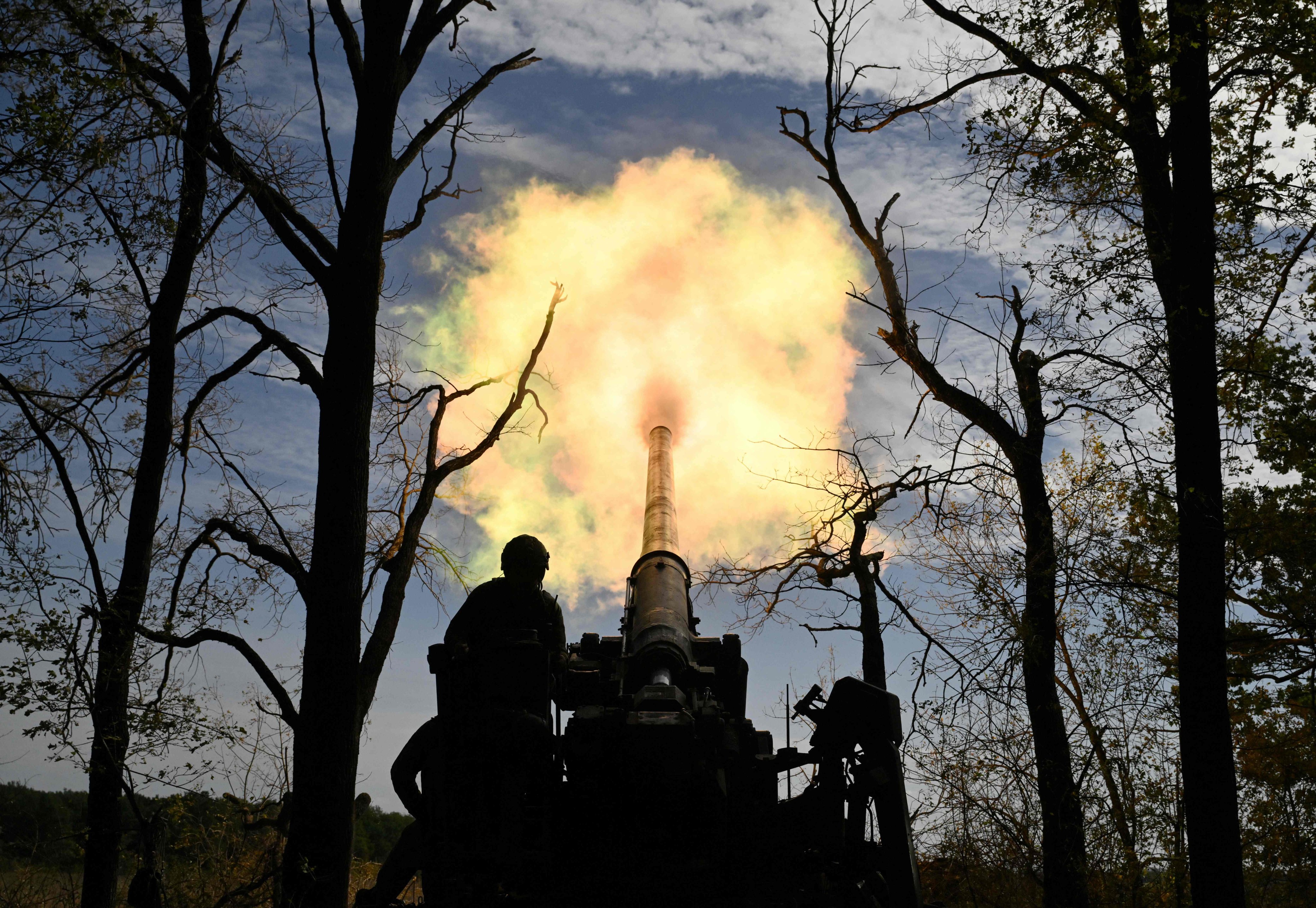 Ukrainian servicemen fire a 2S7 Pion self-propelled cannon towards Russian positions in the Donetsk region in September. Photo: AFP