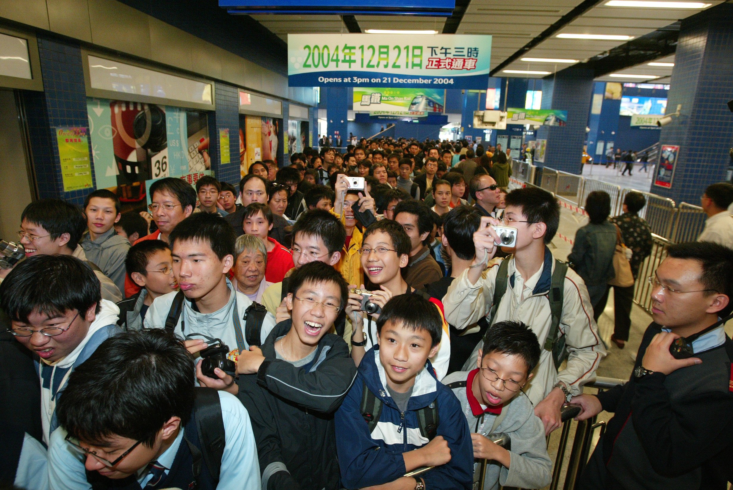 A long queue of passengers waiting to board the first train of the Ma On Shan rail line service at KCRC’s Tai Wai Station on December 21, 2004. Photo: Martin Chan