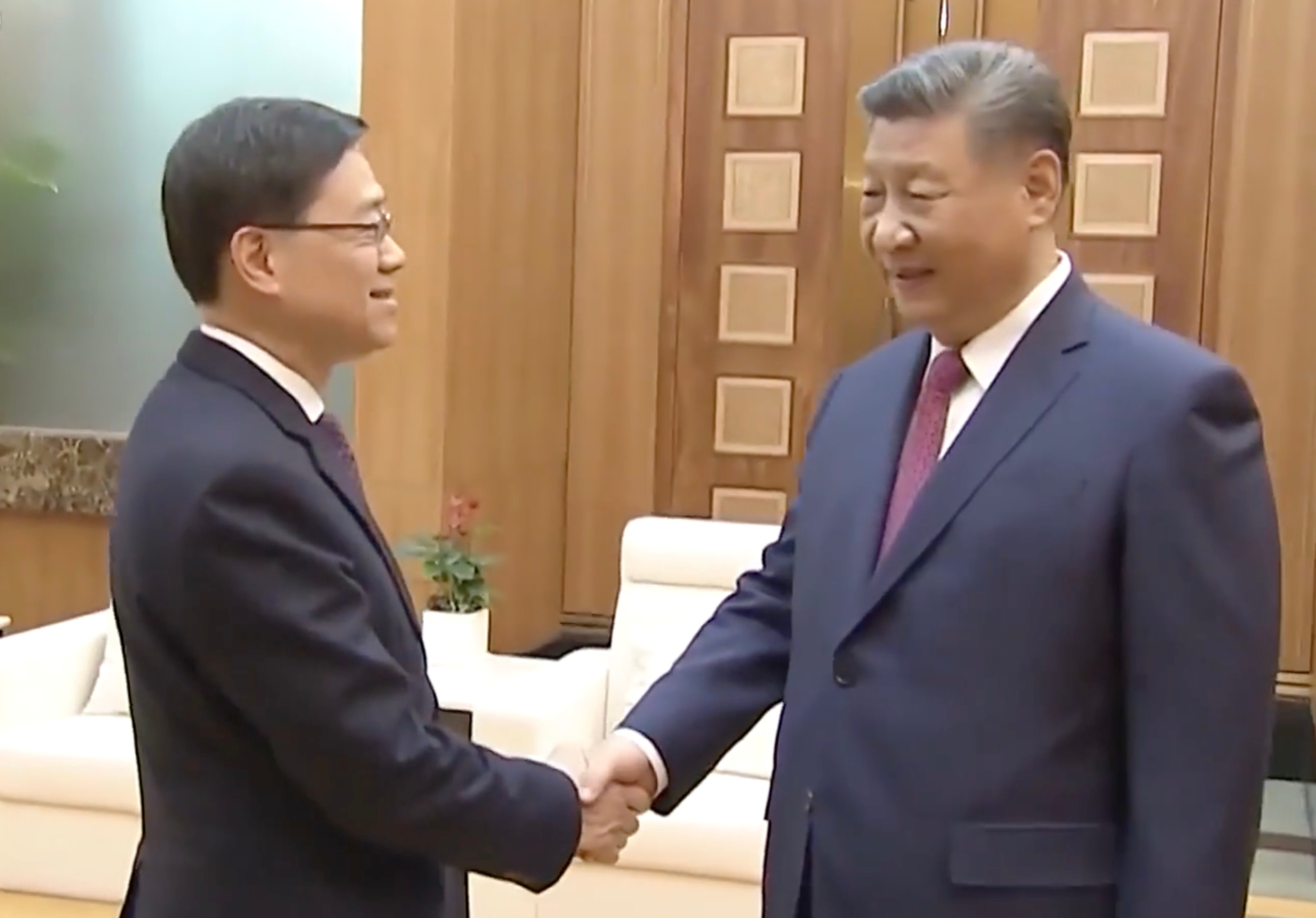 Hong Kong leader John Lee (left) and Chinese President Xi Jinping meet on Thursday. Photo: CCTV