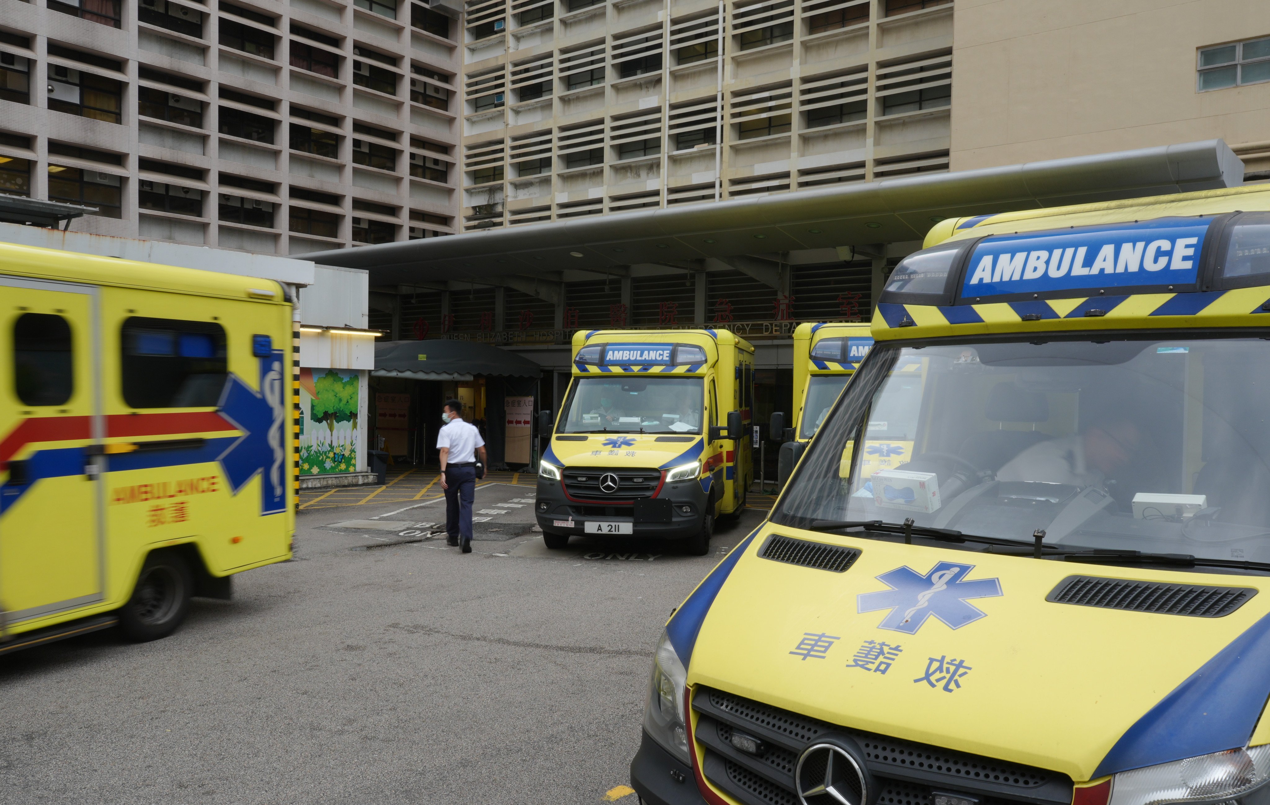 Ambulances on standby outside Queen Elizabeth Hospital in Yau Ma Tei. Photo: Eugene Lee