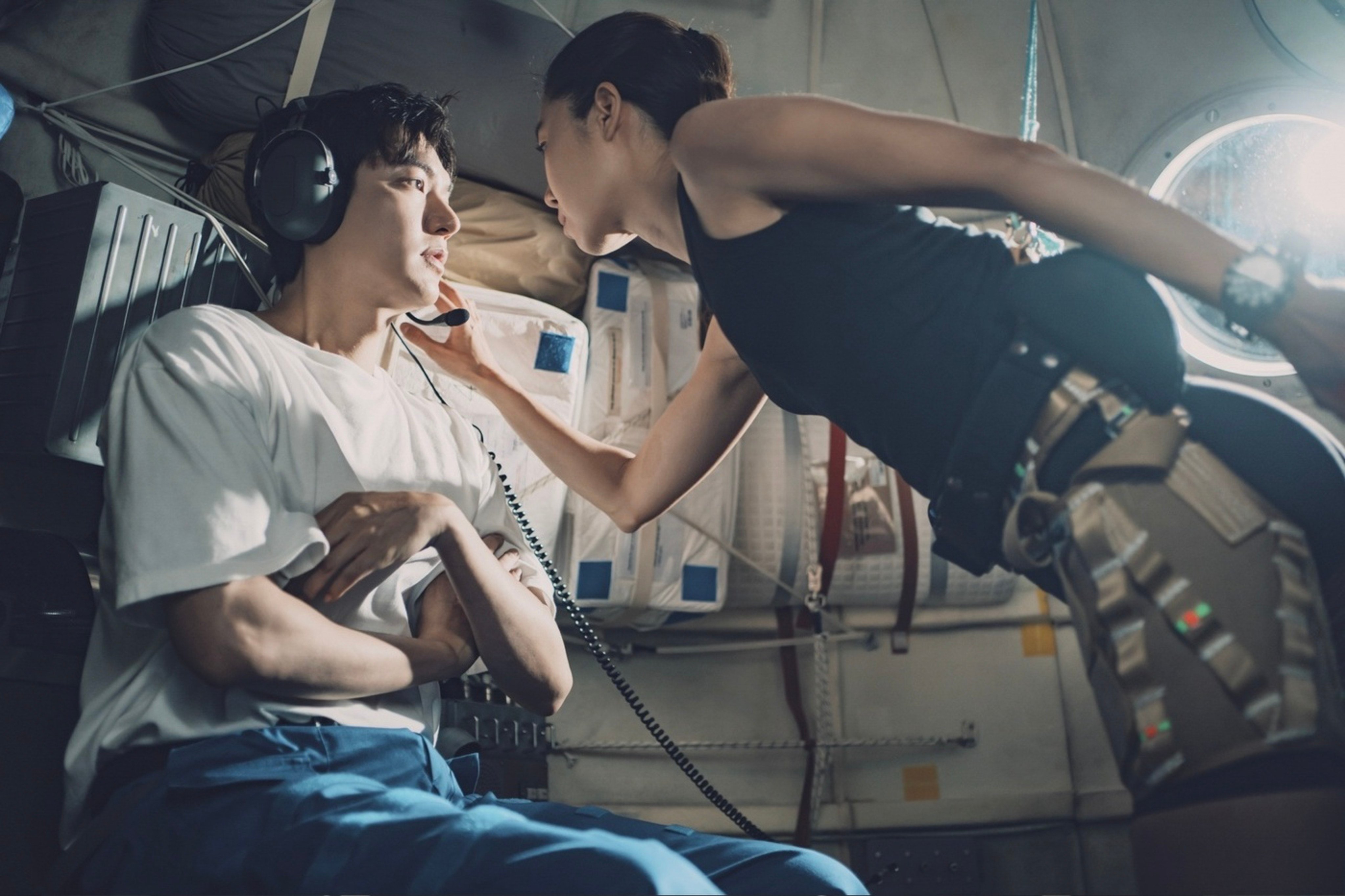 Lee Min-ho as Gong Ryong and Kong Hyo-jin as Eve Kim in a still from When the Stars Gossip, which is set aboard a space station. Photo: tvN