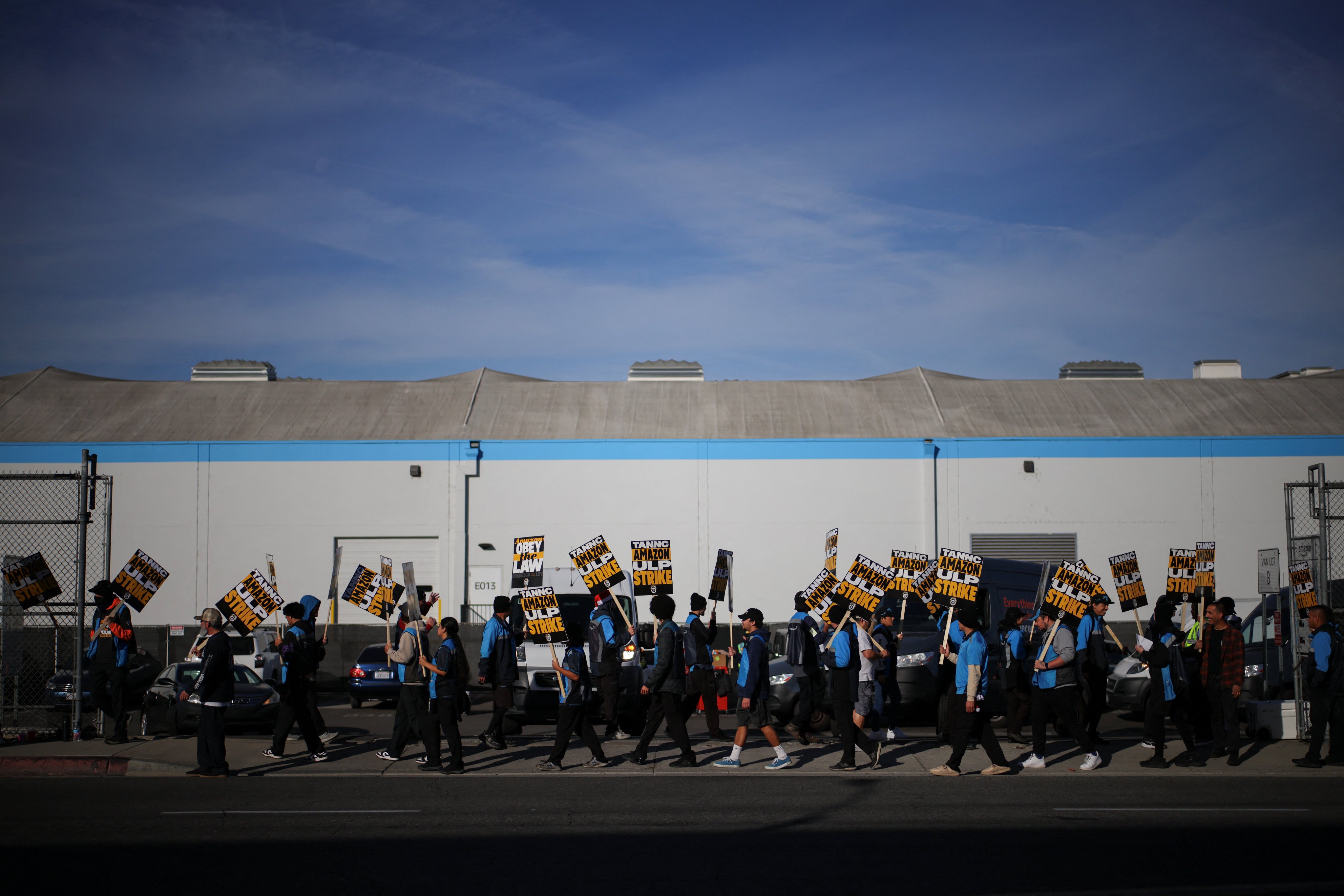 Striking workers picket outside of the Amazon DAX5 warehouse, in City of Industry, California. Photo: Reuters