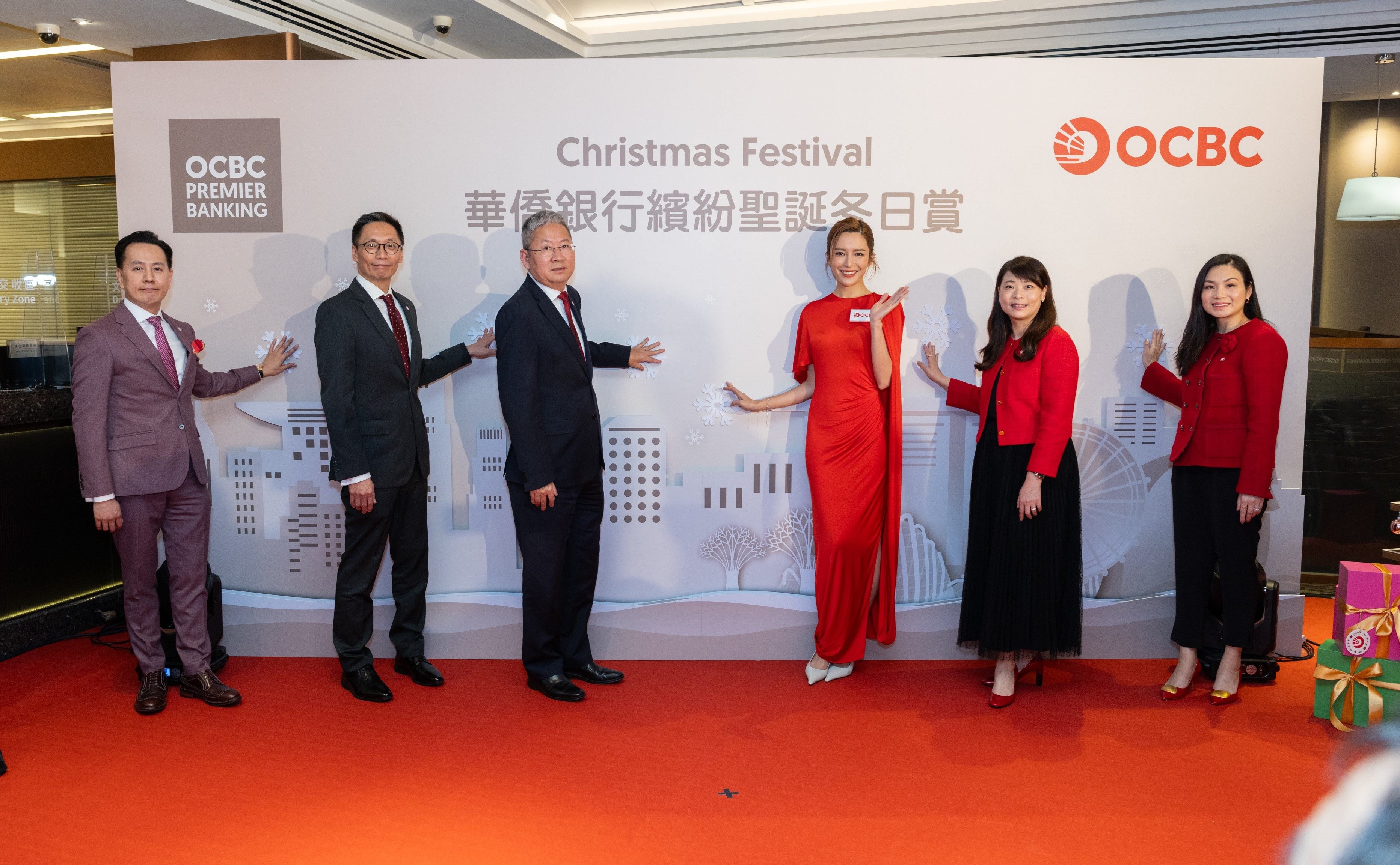 Kelly Cheung (third right) at the event’s opening ceremony with (from left) Wallace Lam, Stephen Leung, Wang Ke, Josephine Lee and Michelle Chiu of OCBC Hong Kong. 