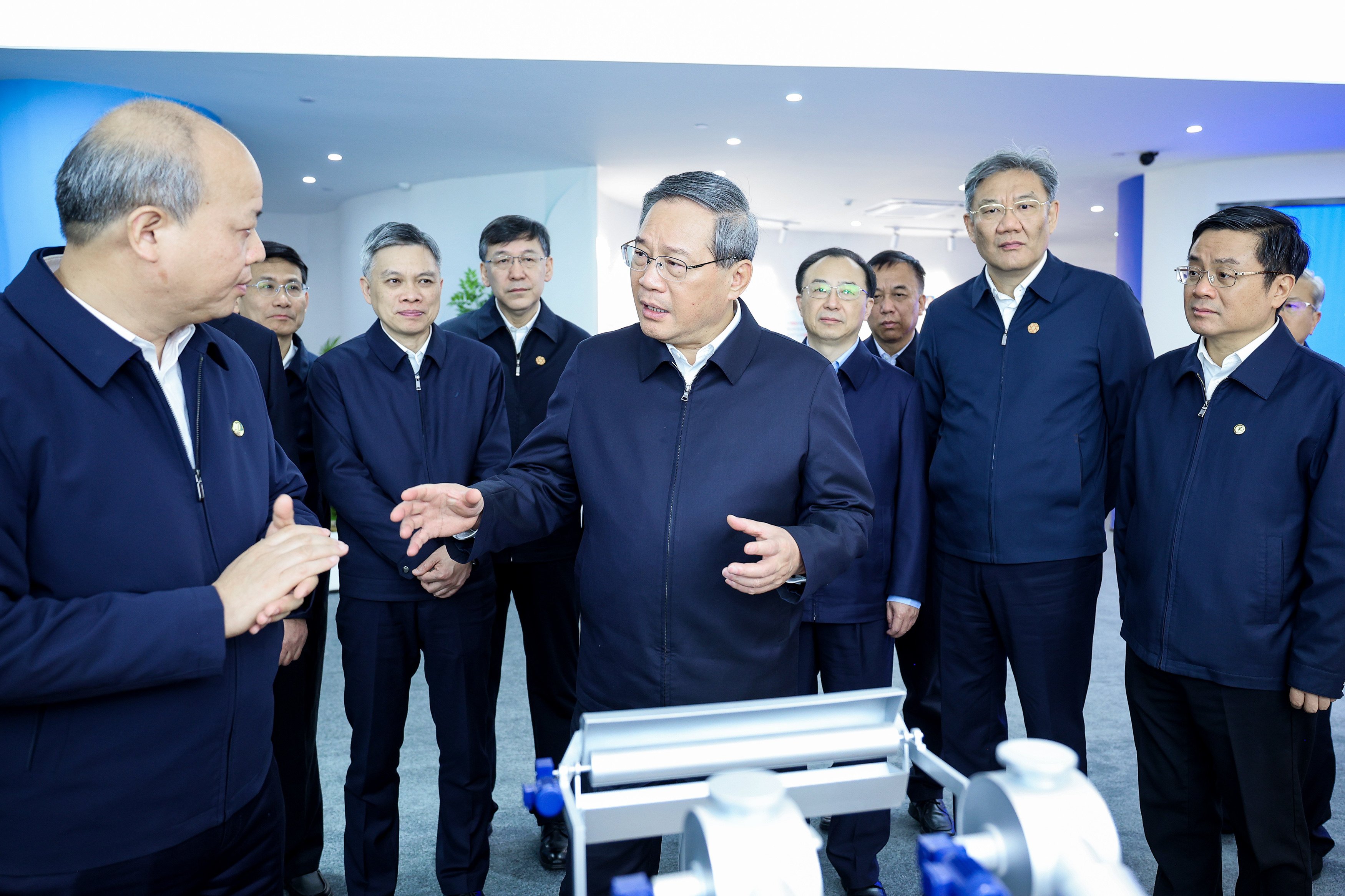 Chinese Premier Li Qiang visits the Zhejiang Provincial Innovation Centre of Advanced Textile Technology in Shaoxing, Zhejiang Province, on Thursday. Photo: Xinhua