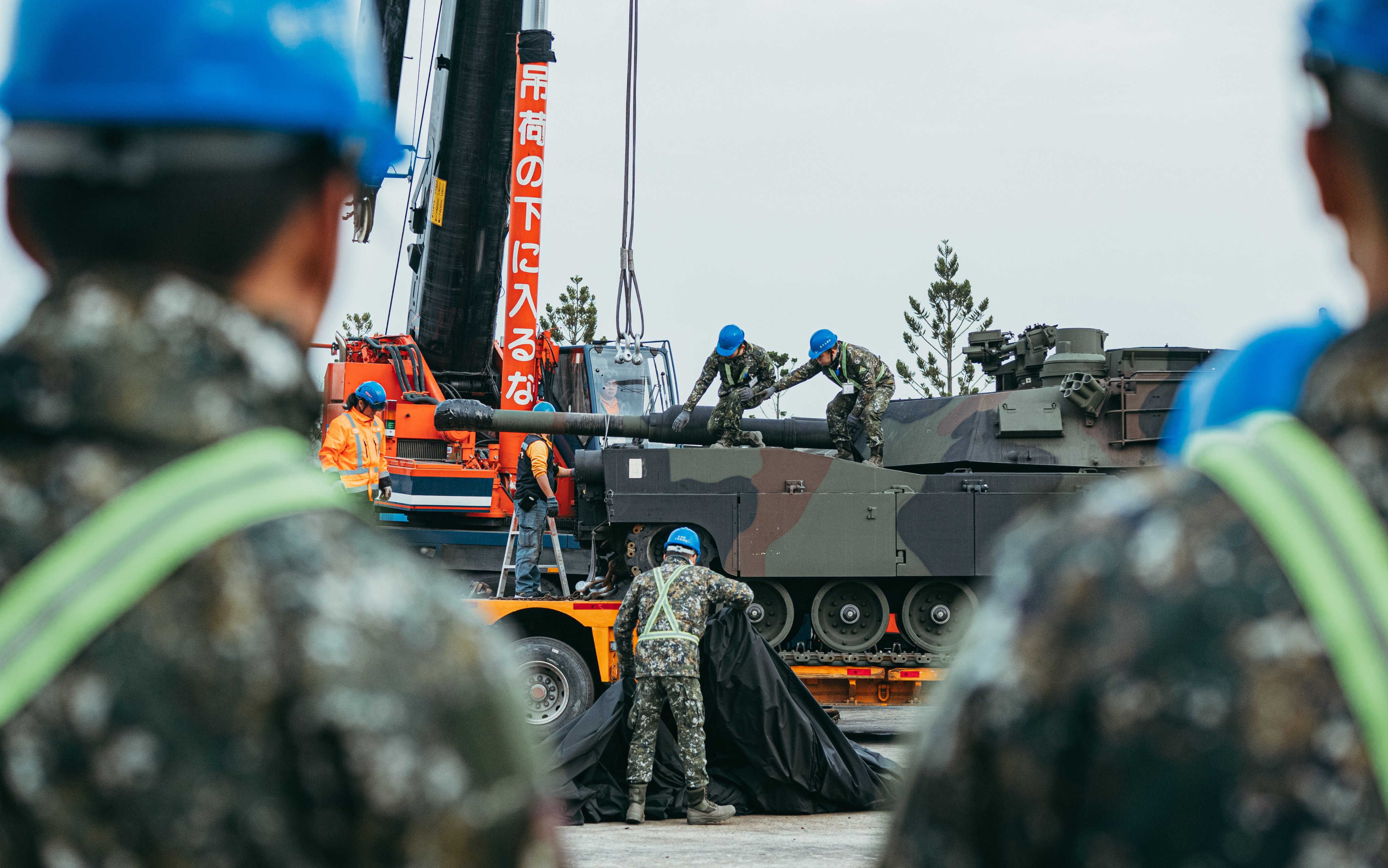 Taiwanese troops inspect US-made tanks as they arrive at an army base in Hsinchu, northern Taiwan, on December 16. The tanks were ordered in 2019, according to Taipei. Photo: EPA-EFE 