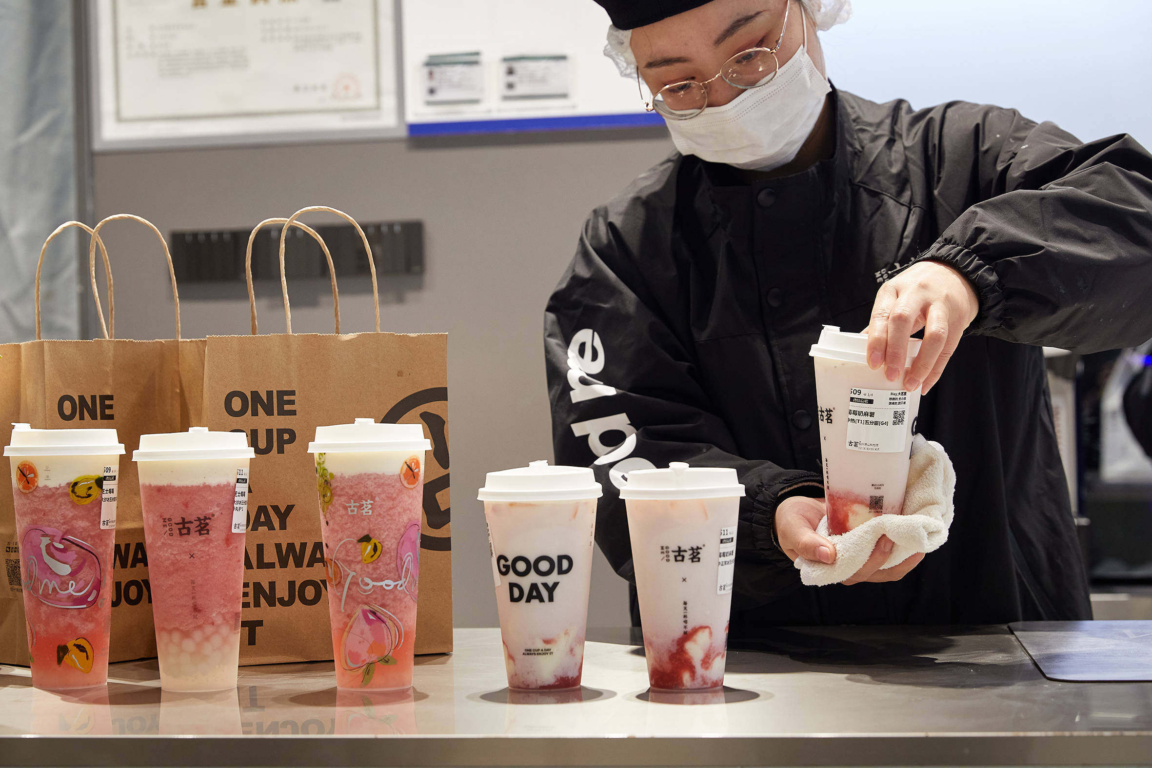 A staff prepares drinks at a bubble tea shop. Photo: Guming