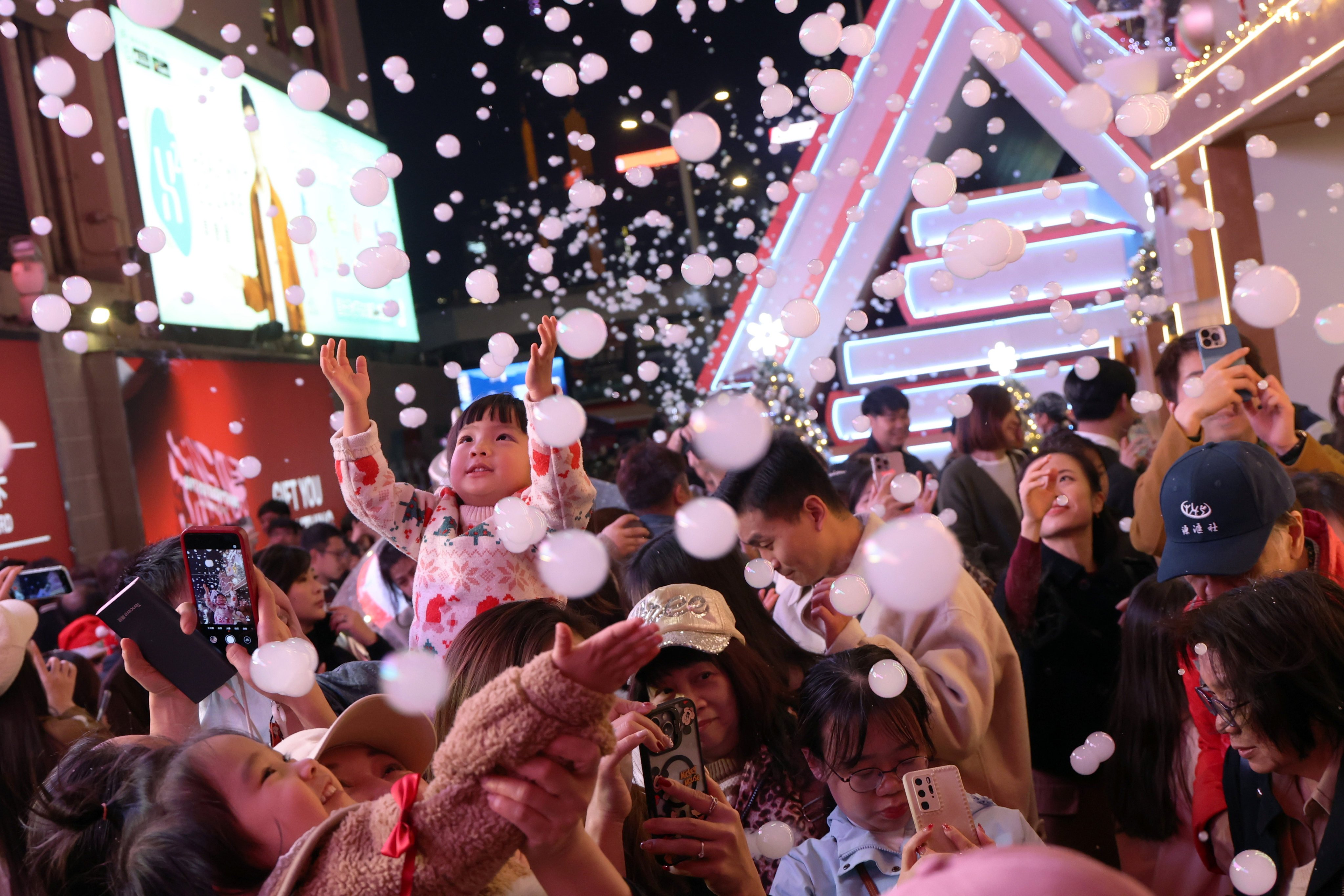 Visitors enjoy the Christmas set-up at the Harbour City in Tsim Sha Tsui. Photo: Jelly Tse