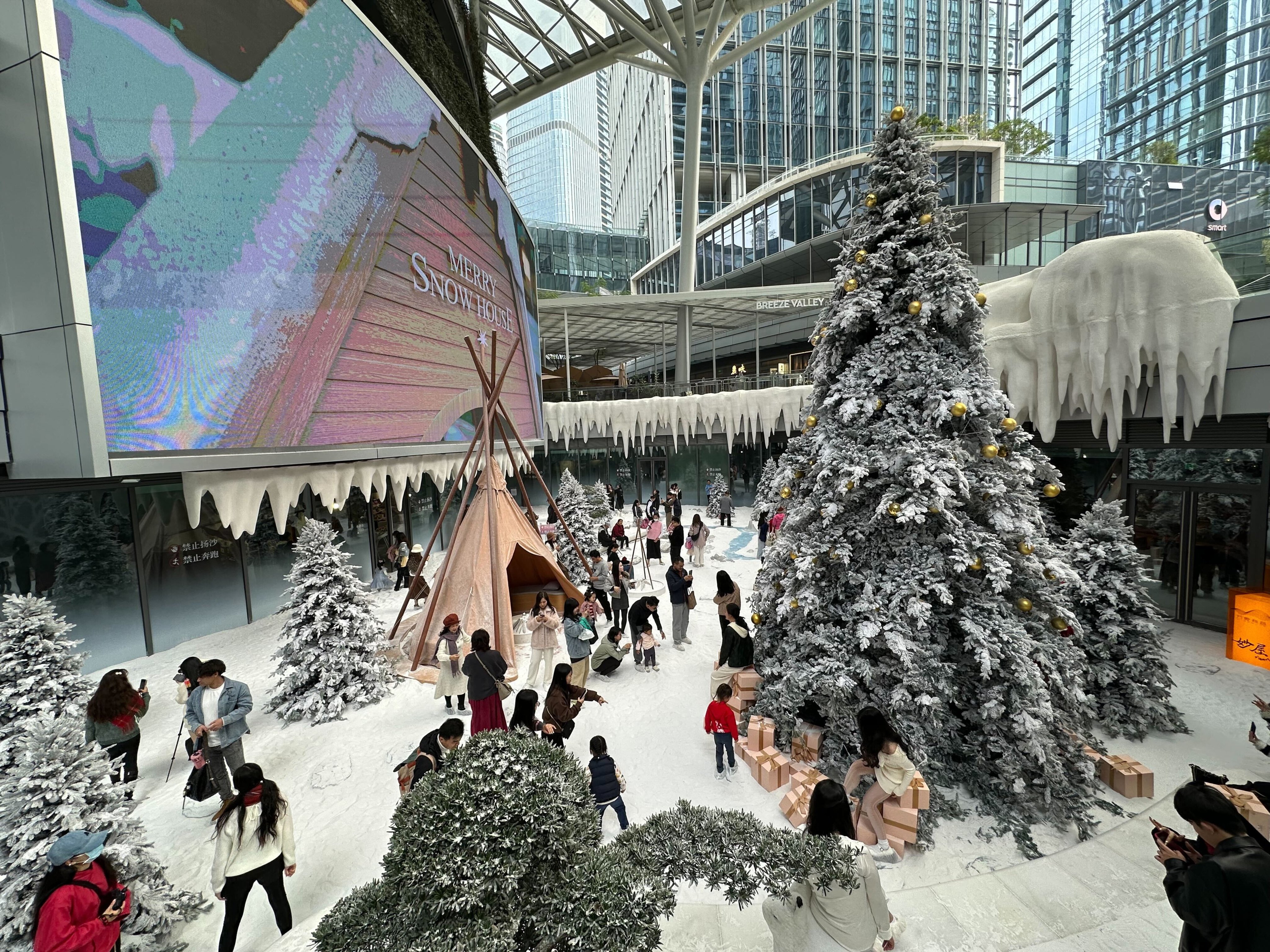 Visitors enjoy the Christmas snowscape at MixC World shopping centre. Photo: Oscar Liu