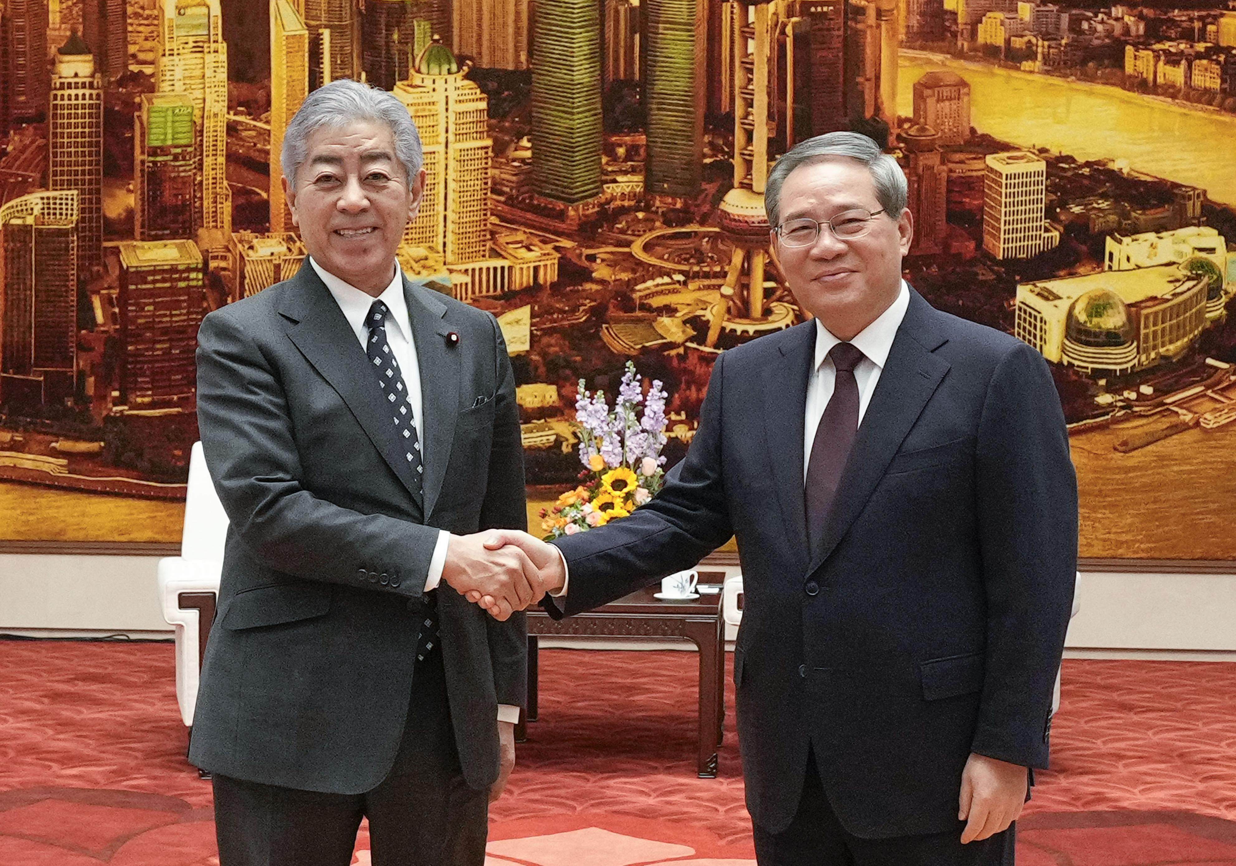 Chinese Premier Li Qiang welcomes Japanese Foreign Minister Takeshi Iwaya (left) ahead of their meeting in Beijing. Photo: Kyodo