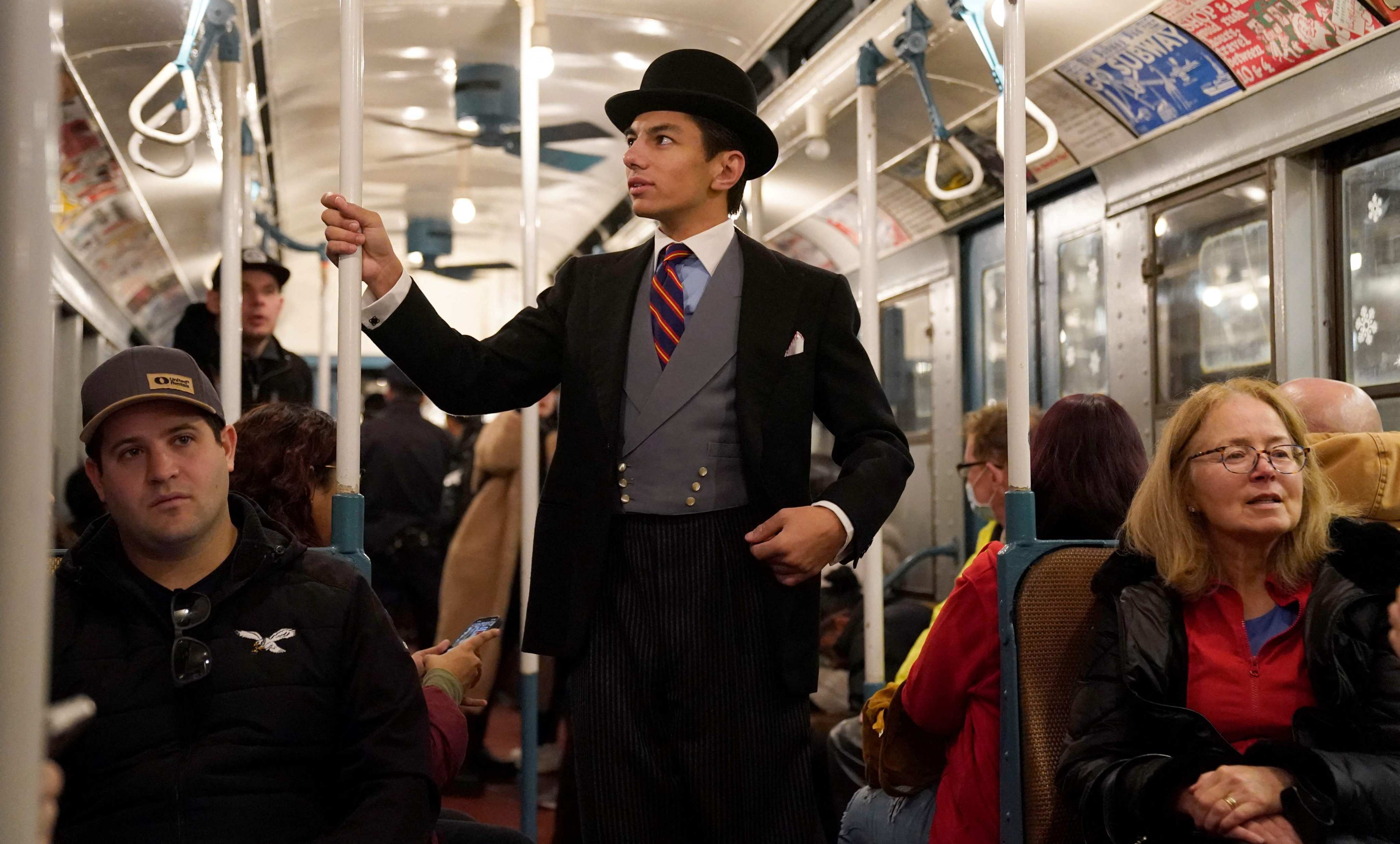 Step back in time on the New York subway! Historic carriages are back in service, complete with vintage ads and a nostalgic atmosphere. Photo: AFP