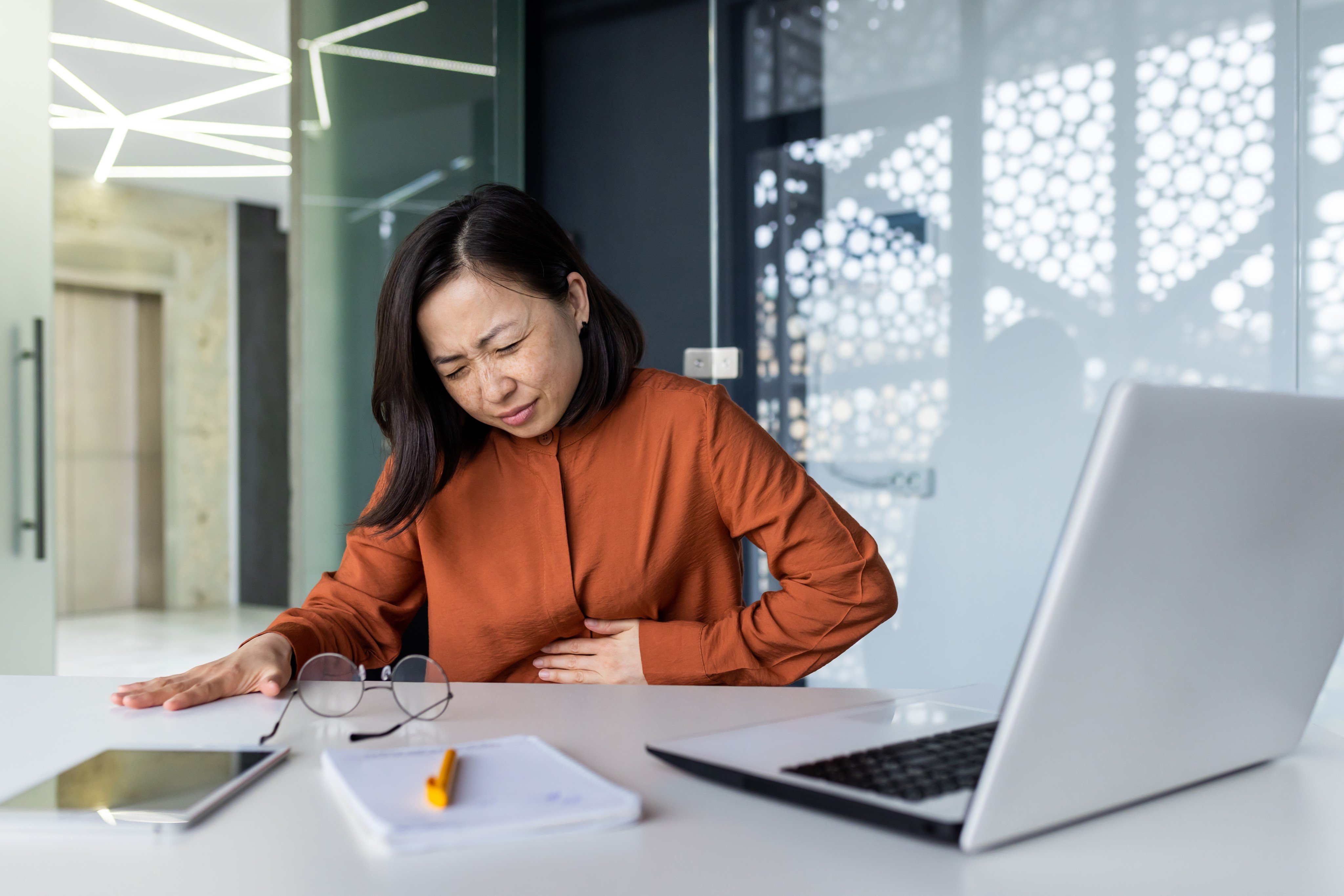 A lack of carbs, and the fibre they contain, can lead to bloating and discomfort. We examine this and five other signs your body needs more.
Photo: Shutterstock
