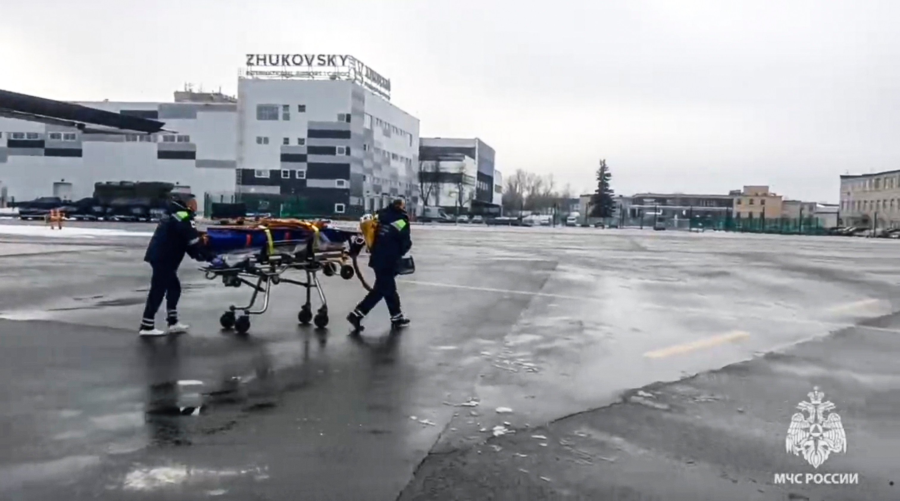 Rescuers transport a wounded passenger from a medical plane at Zhukovsky airport outside Moscow, after the Azerbaijani Airline crashed. Photo: via AP