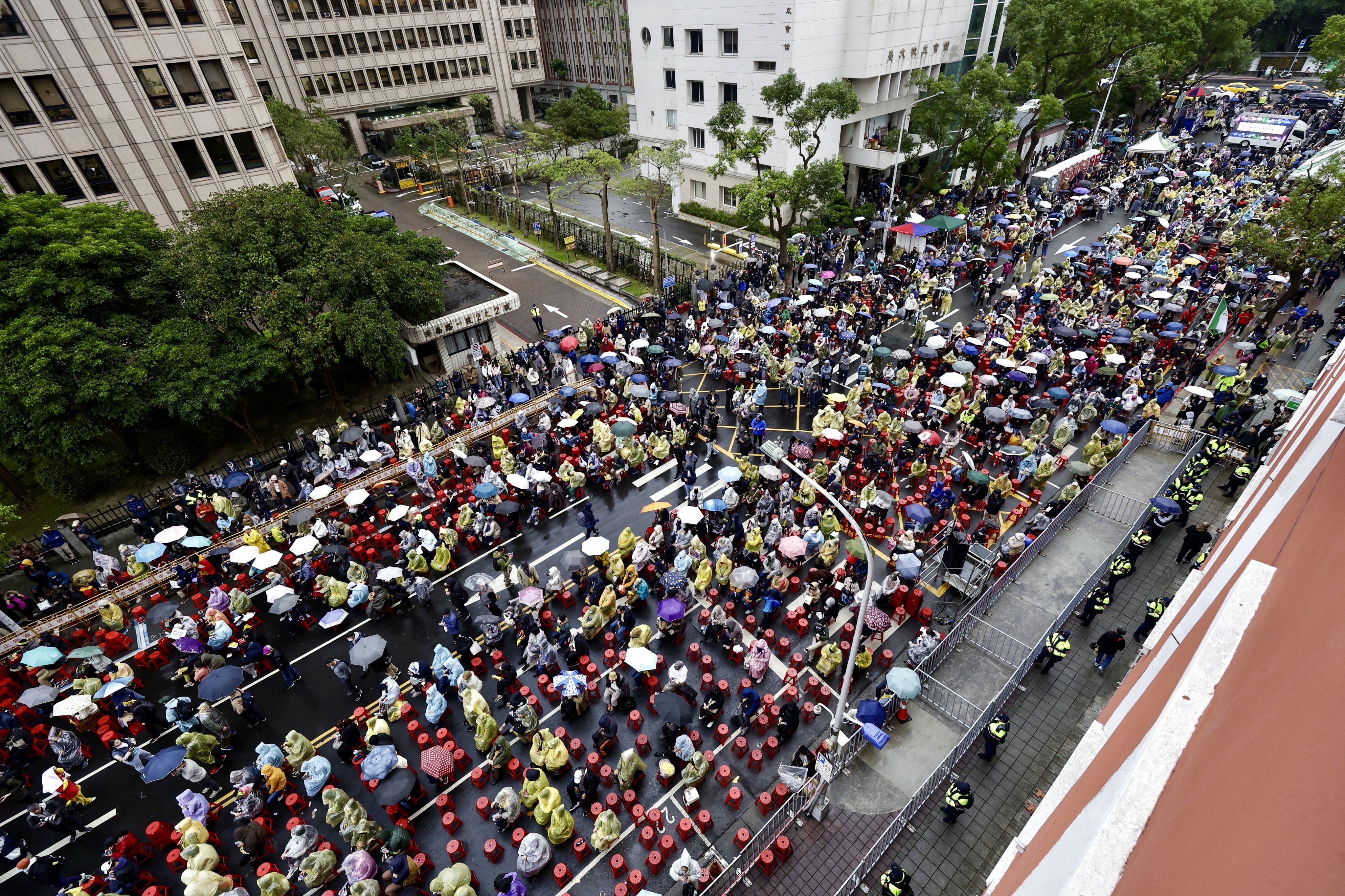 Demonstrators gather to protest against three contentious bills proposed by Taiwanese opposition parties, outside the Parliament building in Taipei on December 20. Photo: EPA-EFE