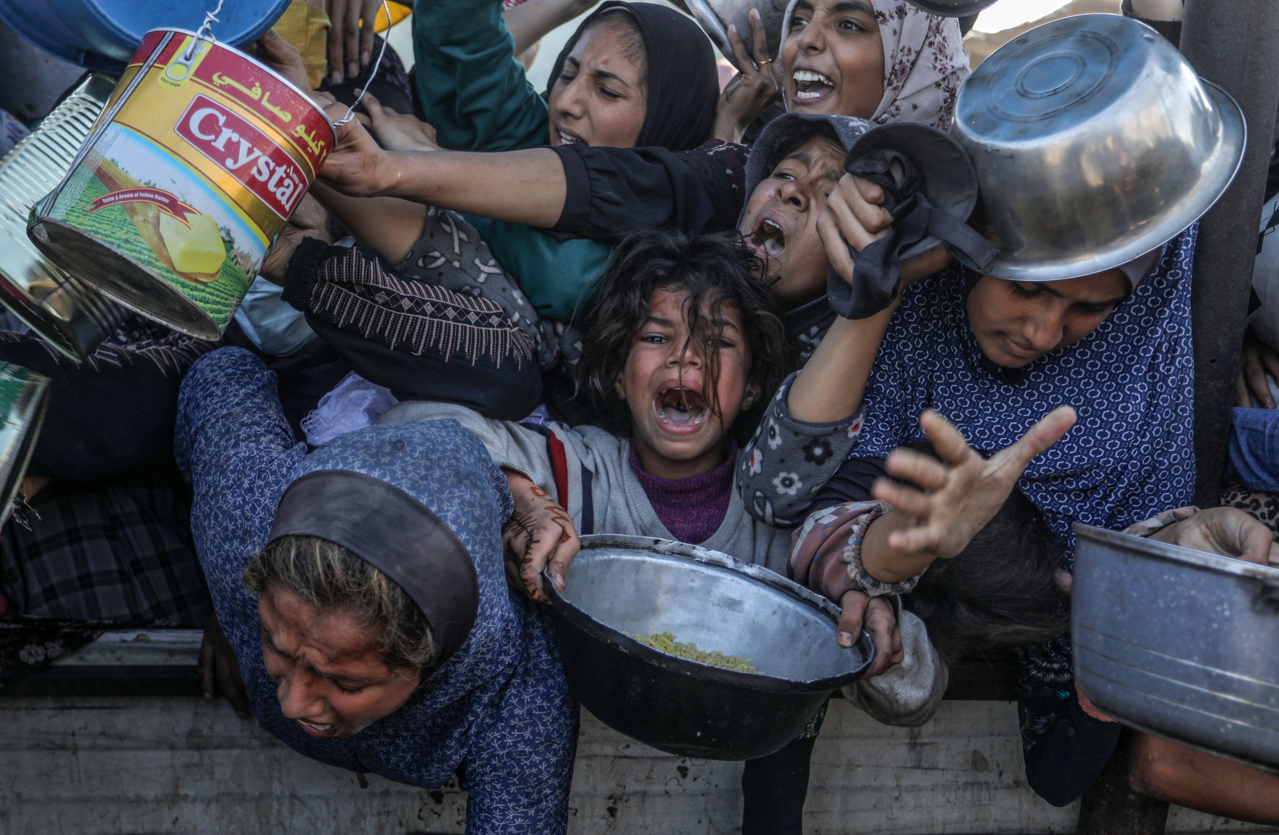 Displaced Palestinians clamour to receive meals from the Rafah Charitable Kitchen (Tekia) in Khan Younis, Gaza. The United Nations and international organisations have warned of famine in Gaza. Photo: dpa