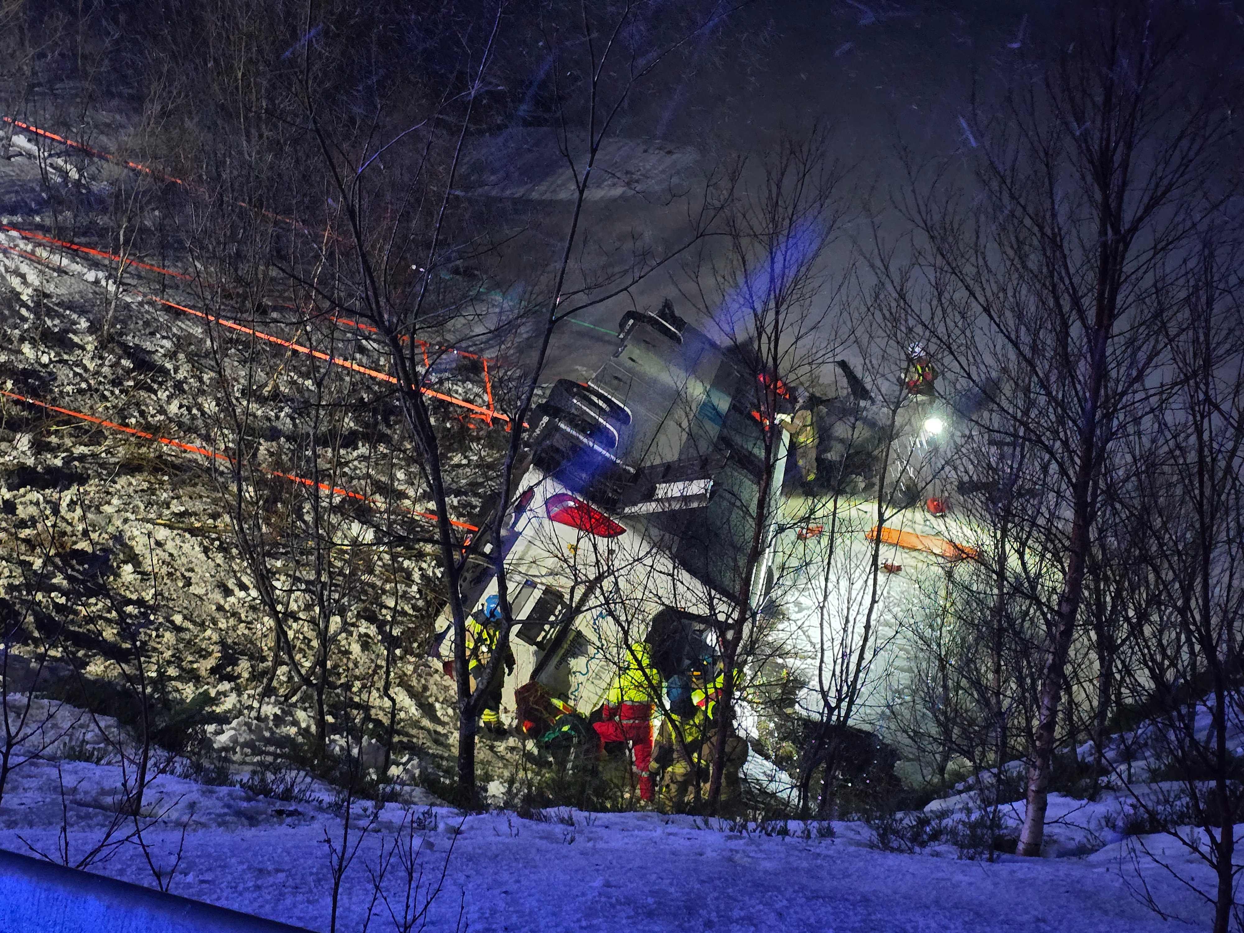 Three people died and four are seriously injured after a bus went off the road and ended up partially submerged in a Norwegian lake near the Raftsundet strait on Thursday. Photo: NTB / AFP