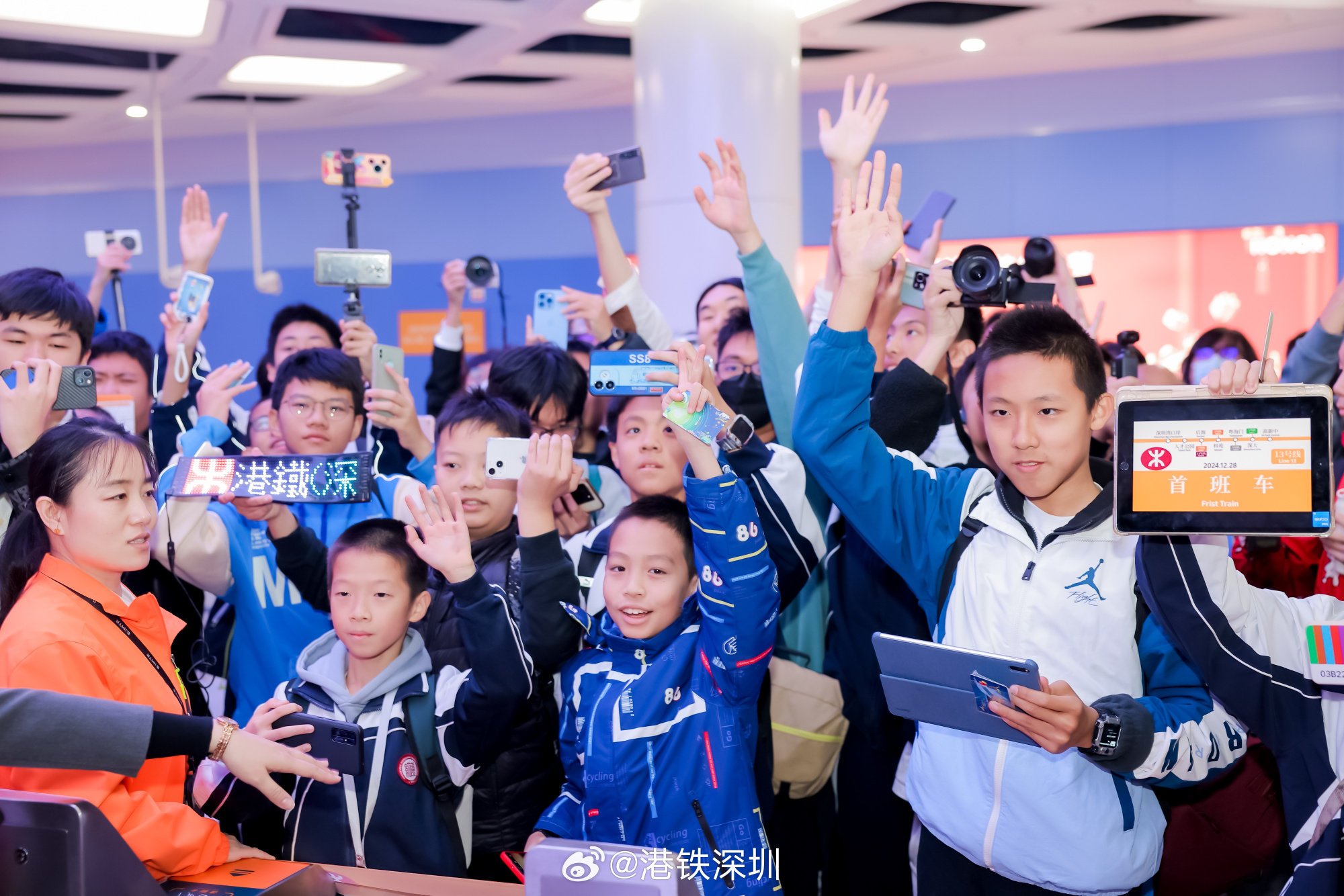 Excited youngsters are on hand at the opening of Shenzhen Metro line 13. Photo: Weibo /港鐵深圳