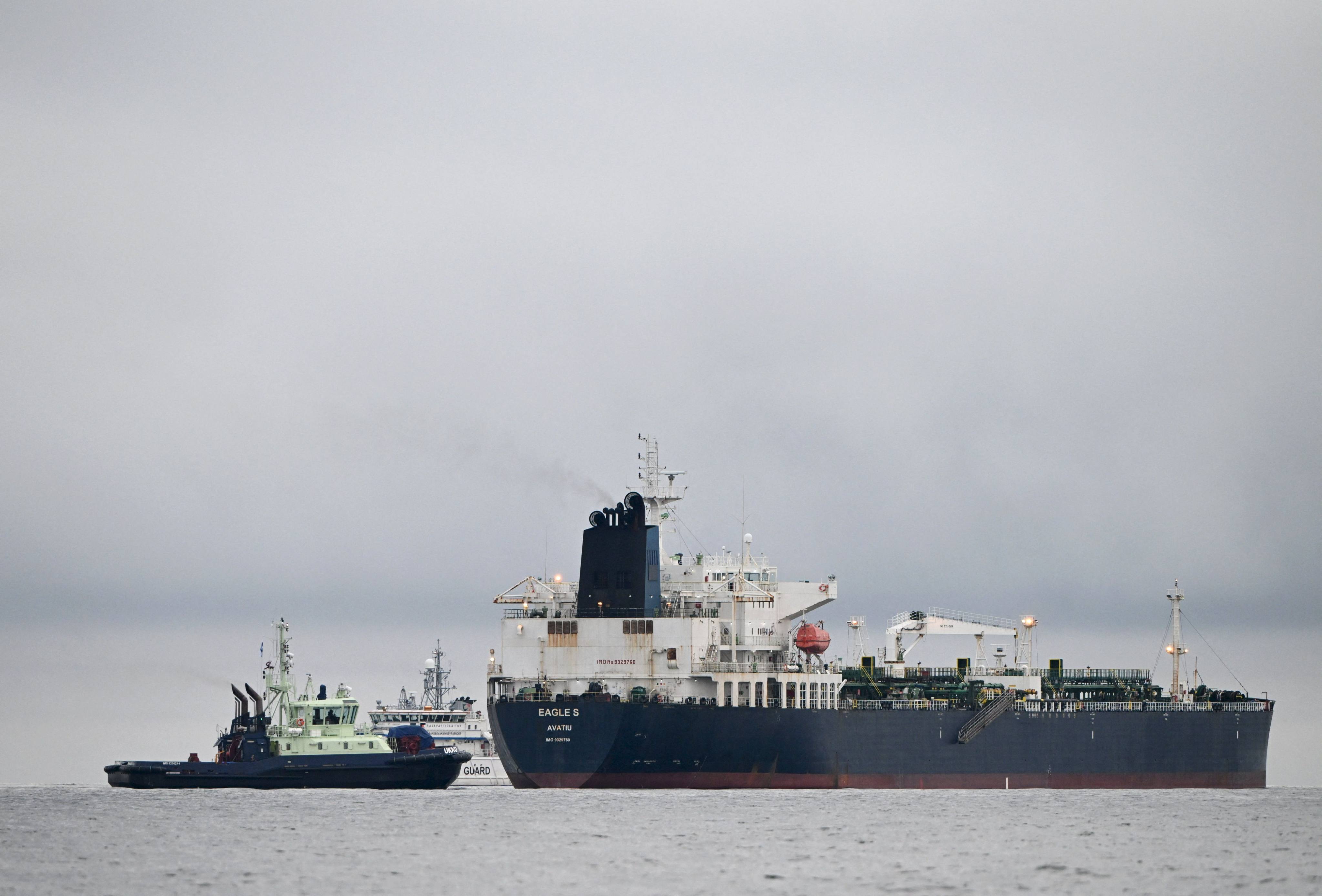 Oil tanker Eagle S (right), next to Finnish border guard ship Uisko (rear centre) and tugboat Ukko (left). Photo: AFP