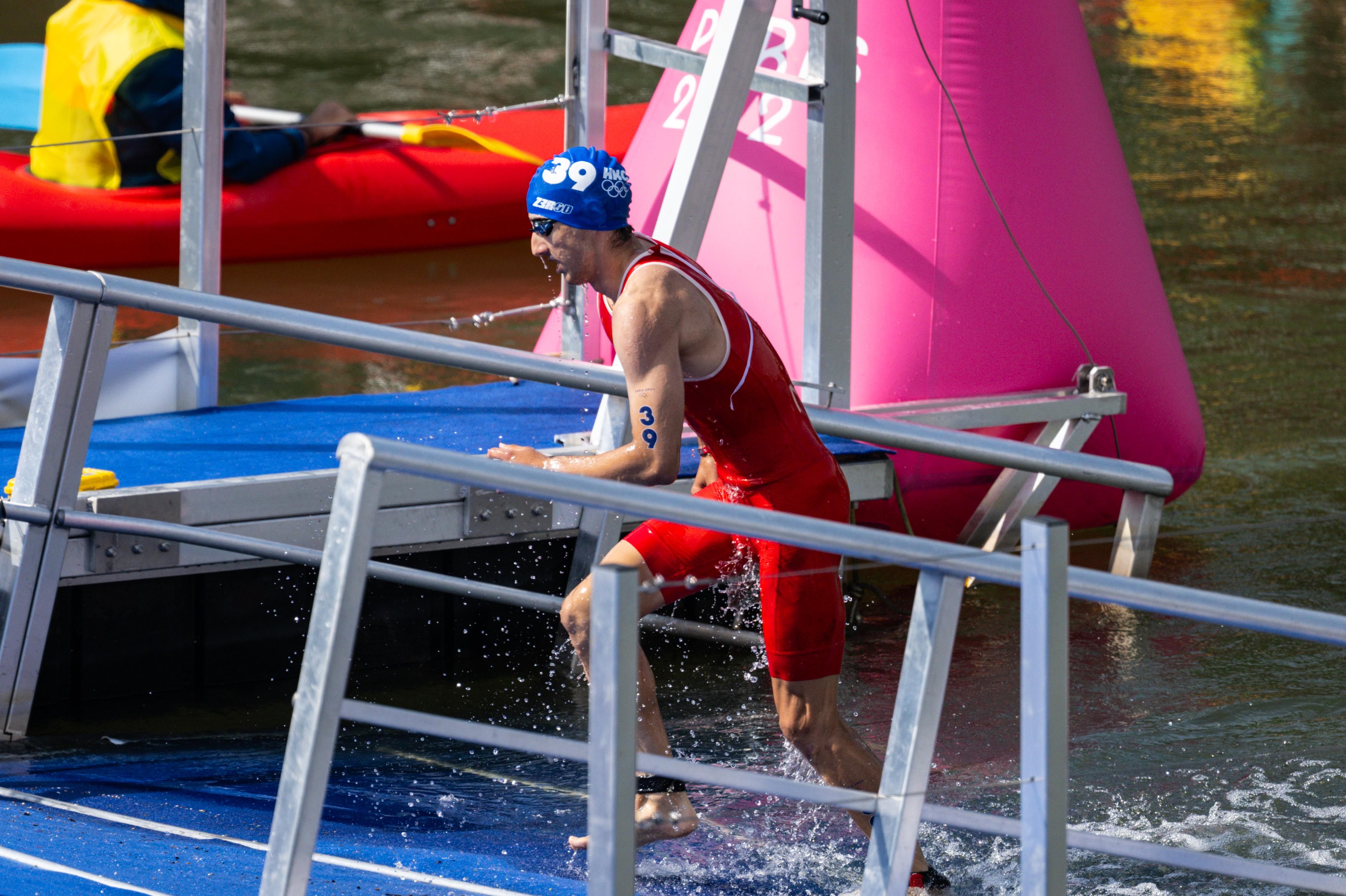 Jason Ng emerges from the River Seine after his wetsuit strife at the Paris Olympics. Photo: SF&OC