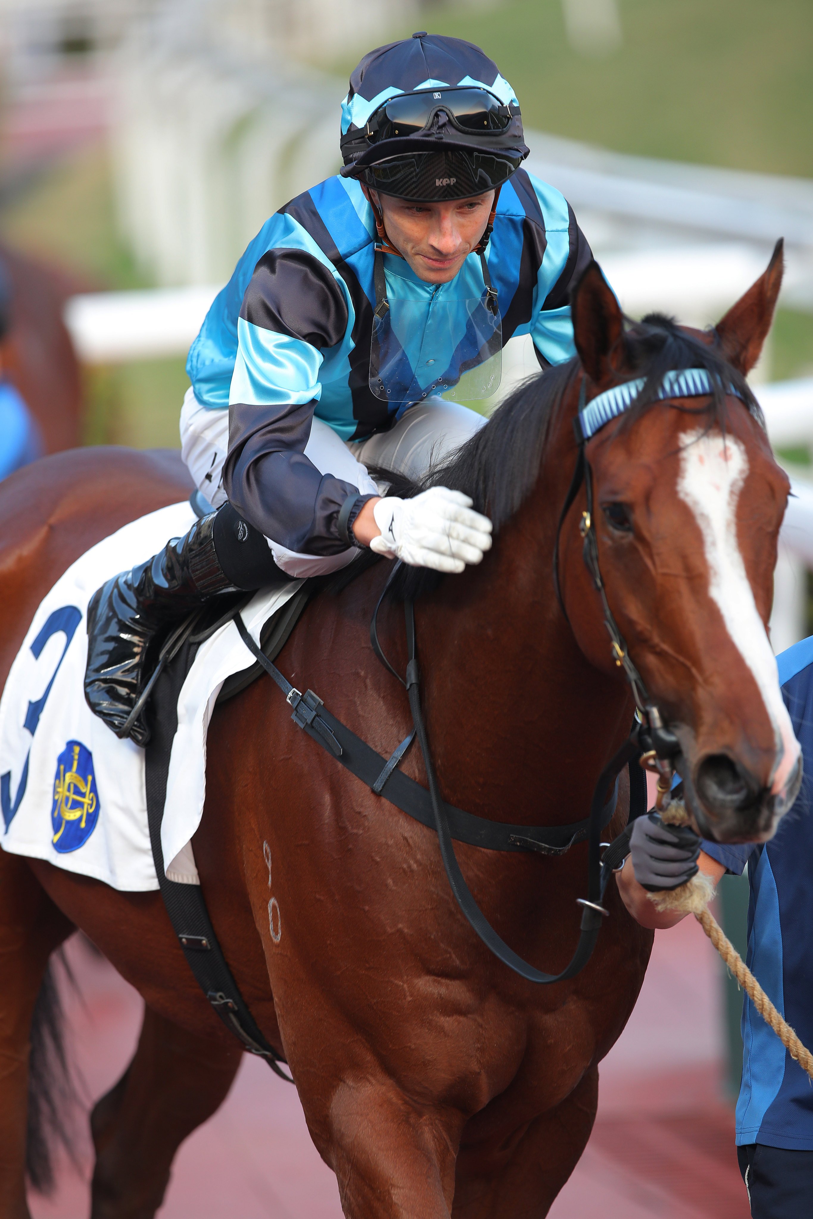 Lyle Hewitson gives the victorious Full Credit a well-earned pat. Photos: Kenneth Chan