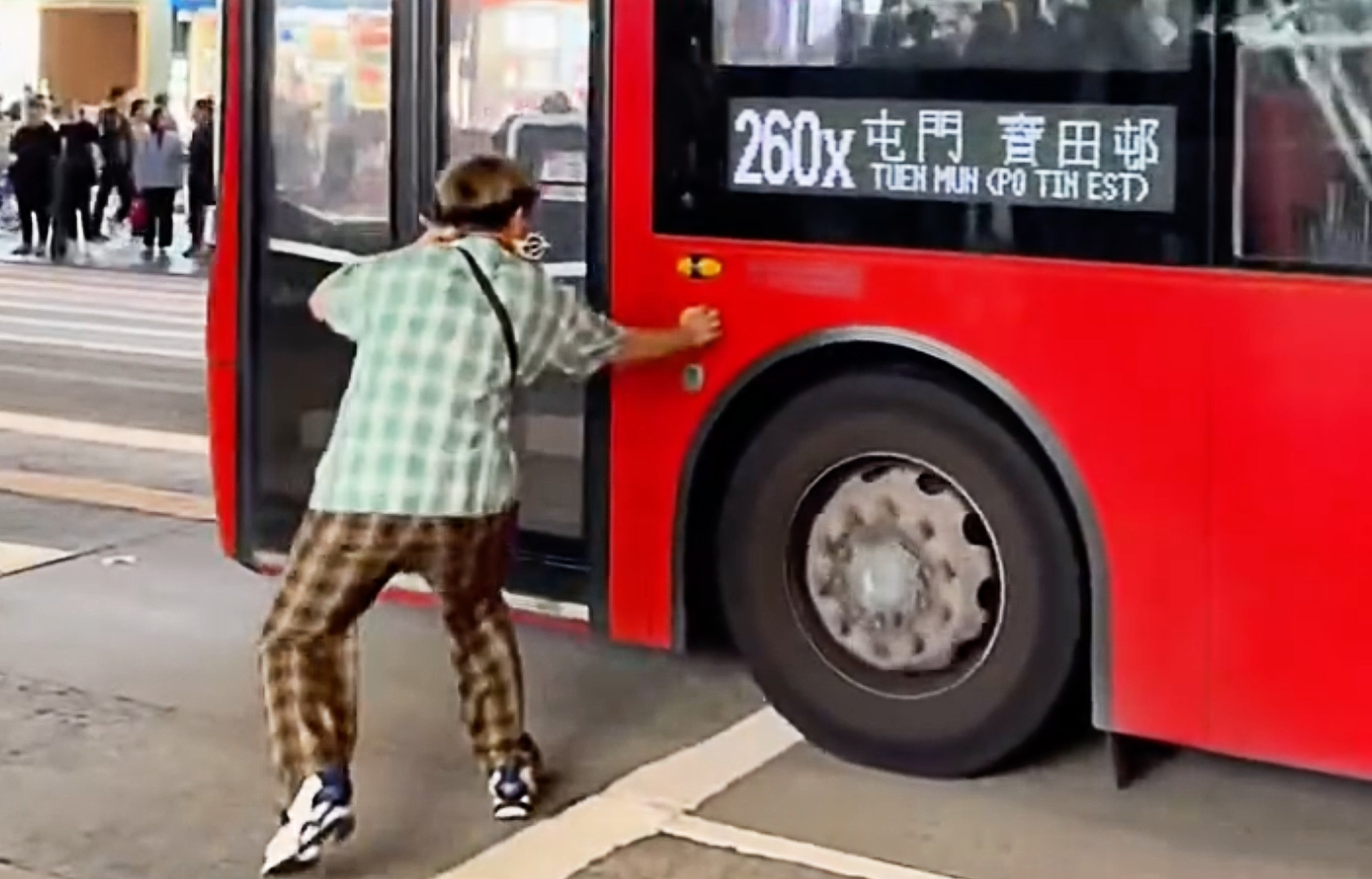 Online footage shows a man running up to a double-decker bus in Tsim Sha Shui. Photo: Handout