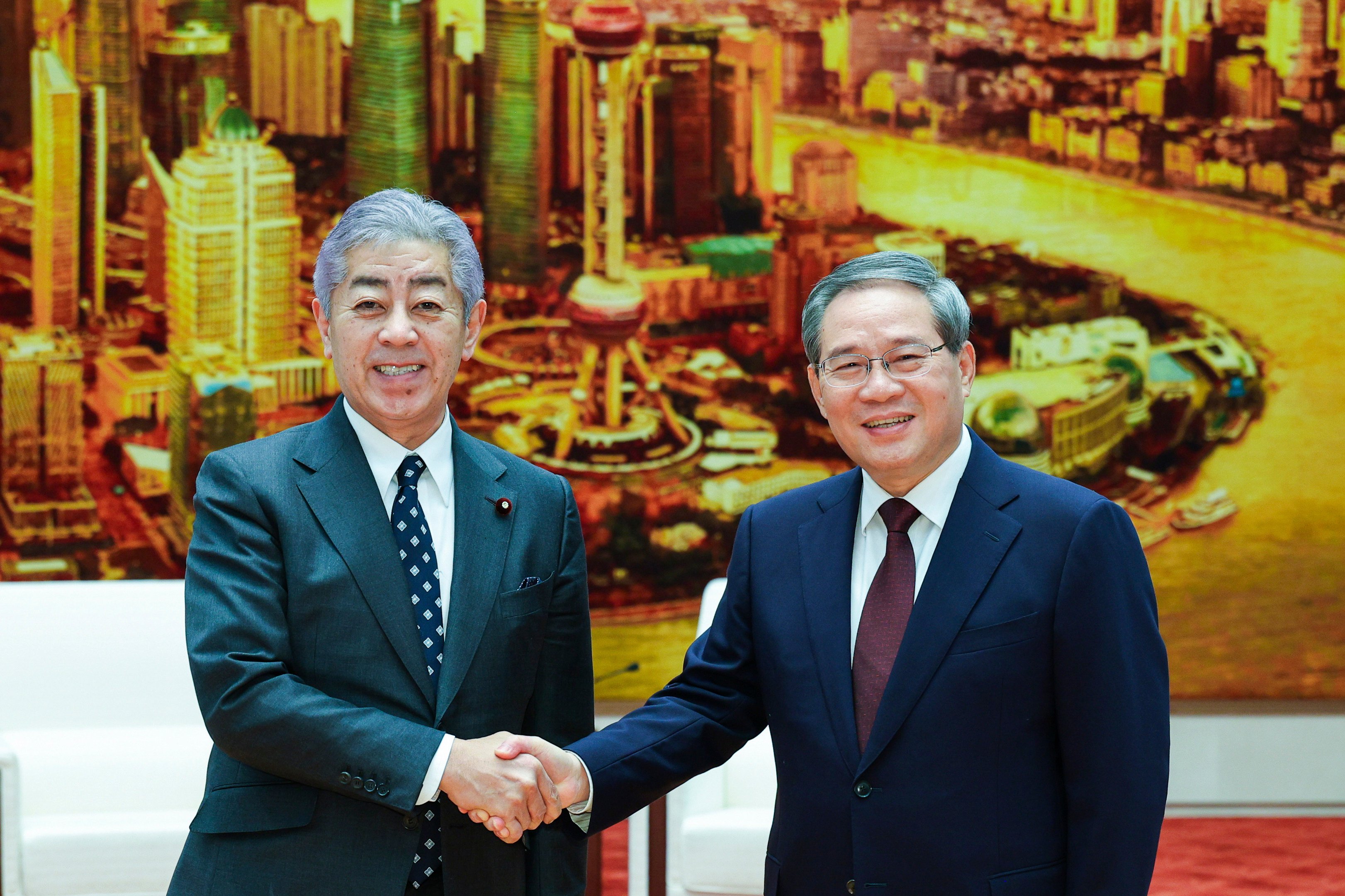 Japanese Foreign Minister Takeshi Iwaya (left) meets Chinese Premier Li Qiang in Beijing on December 25. Photo: AP