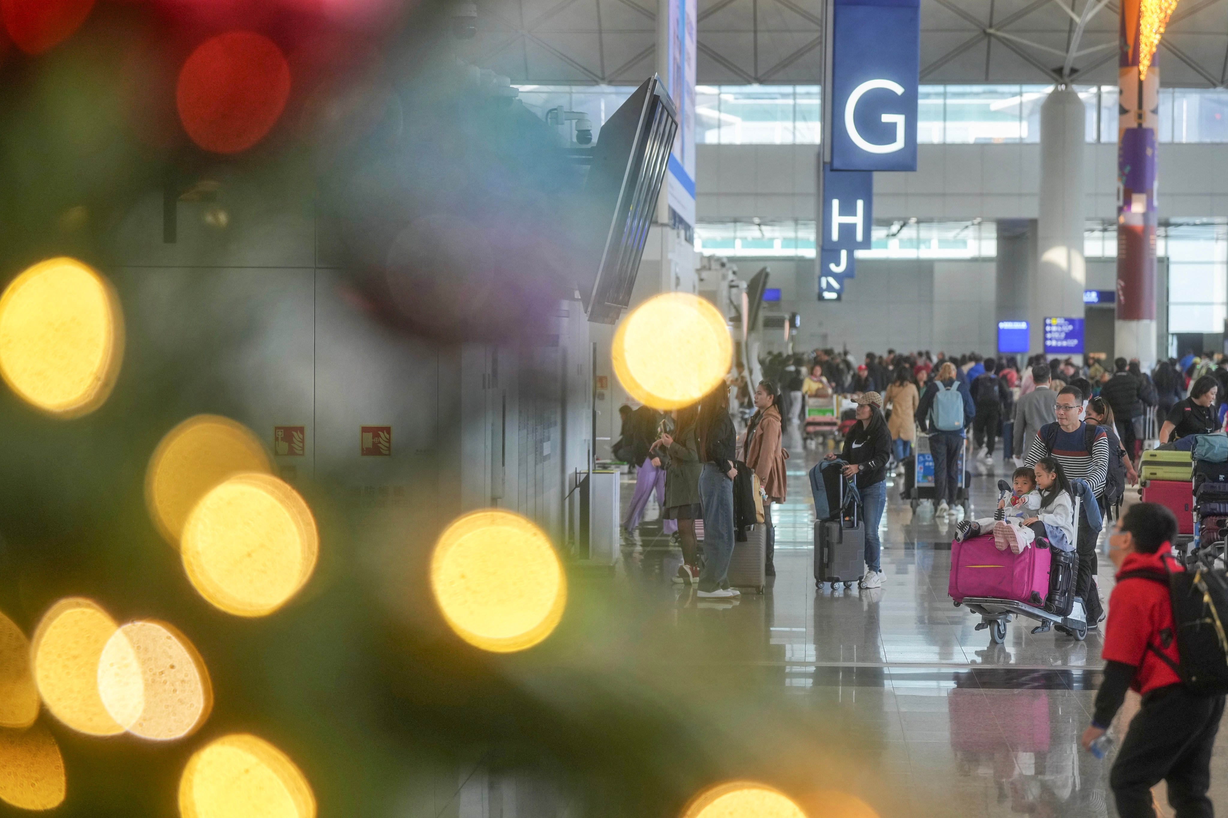 Travellers pack into the departure hall of Hong Kong International Airport on December 22. Photo: Elson Li 