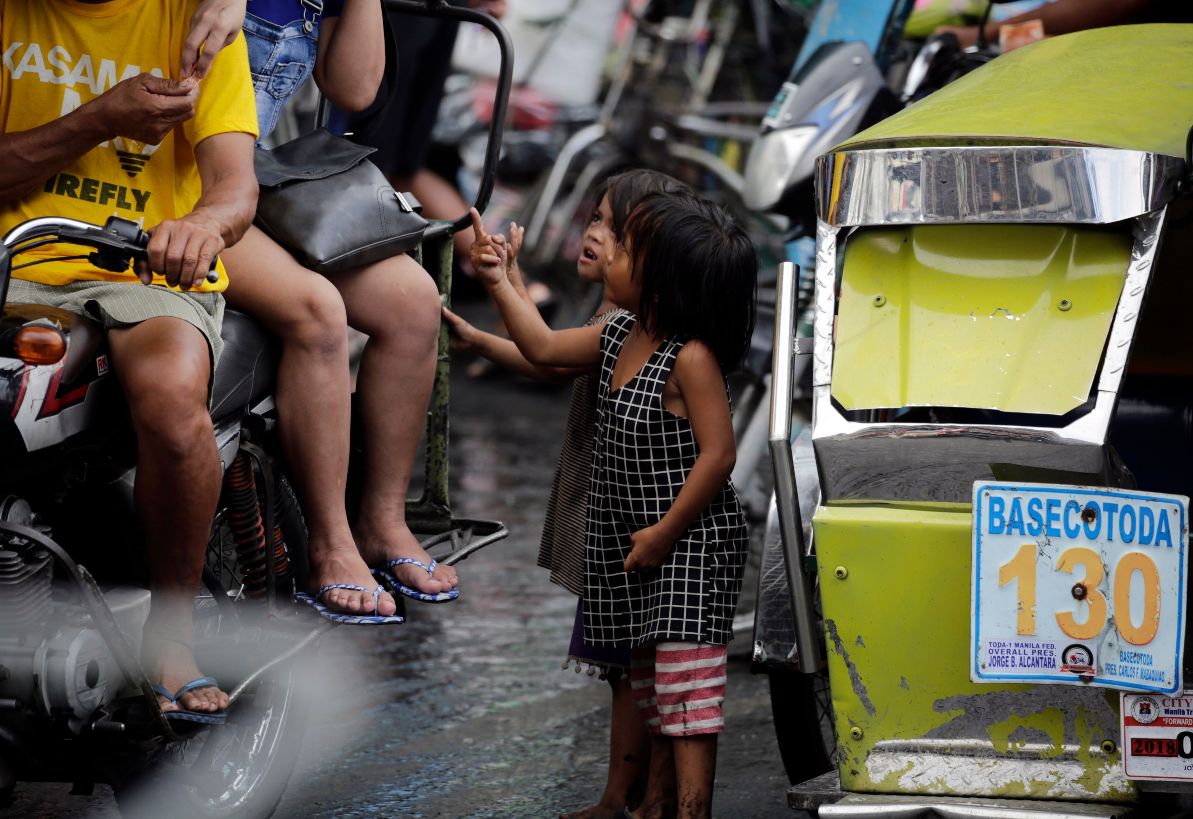 Filipino children beg for money at a street in Manila. The new Philippine budget excludes funding for social and health protection of the country’s poorest. Photo: EPA-EFE