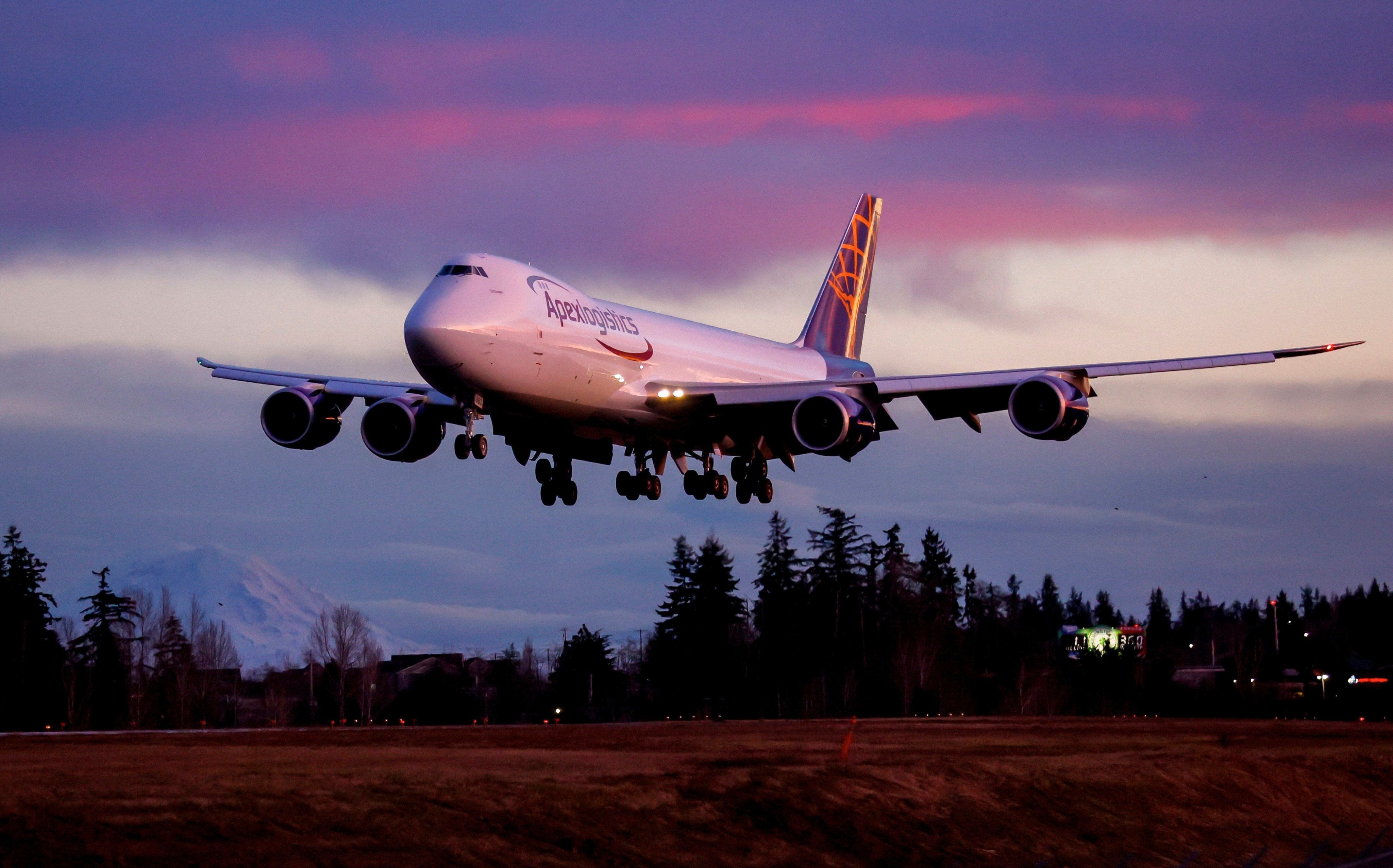 The final Boeing 747 lands at Paine Field following a test flight on January 10 in Everett, Washington. Photo: AP