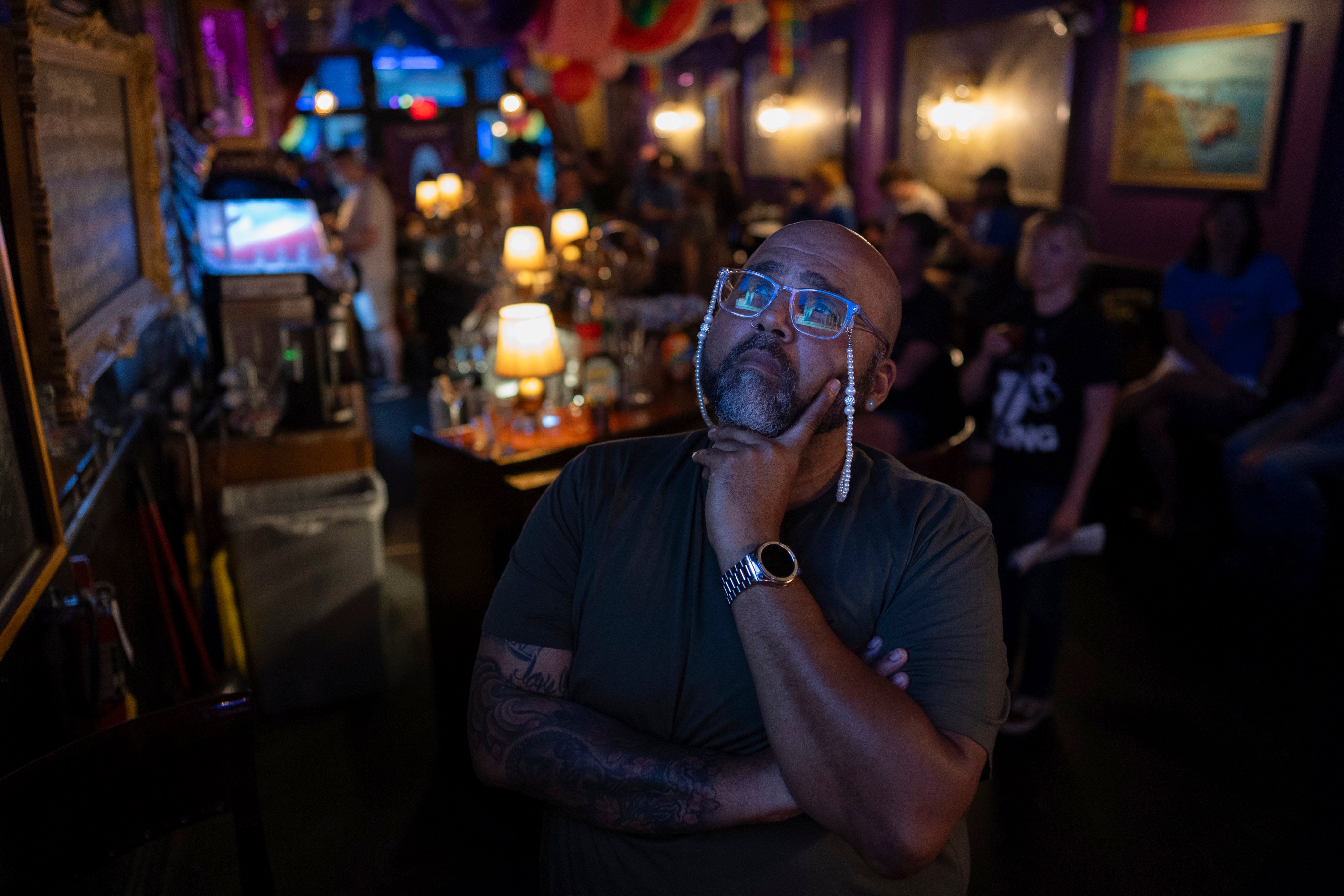 People watch the presidential debate between Joe Biden and Donald Trump at Tillie’s Lounge on June 27 in Cincinnati. Photo: AP